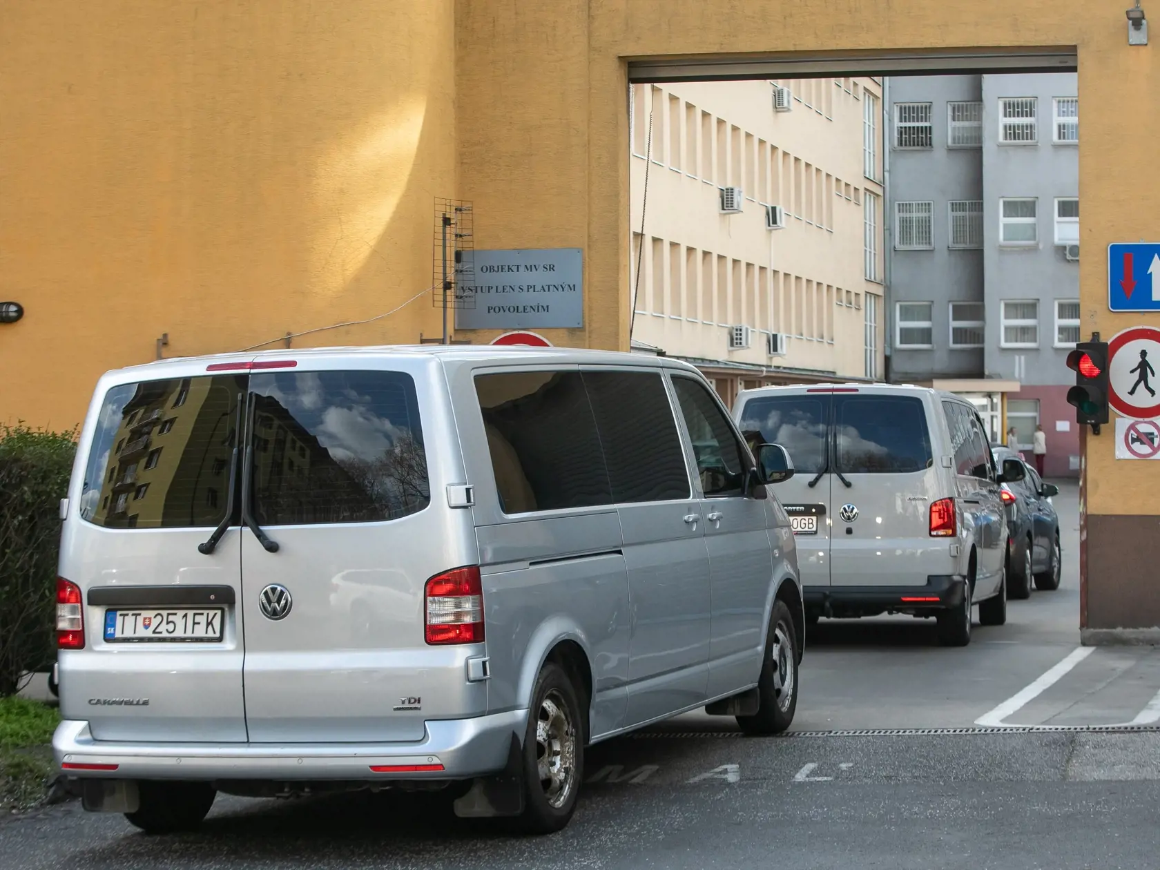 V prípade vraždy Daniela Tupého zadržala Národná kriminálna agentúra (NAKA) 8 osôb. Na snímke je prevoz zadržaných do Prezídia Policajného zboru. 