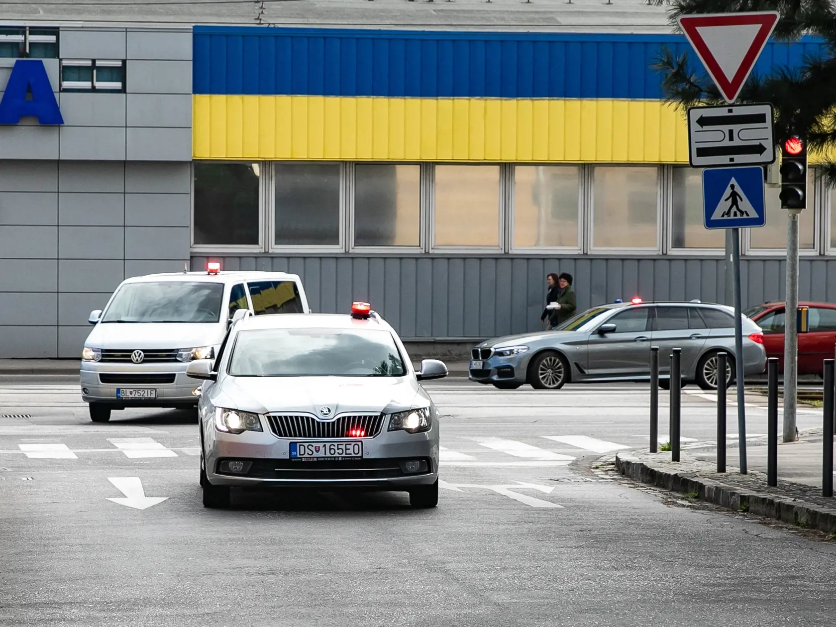 V prípade vraždy Daniela Tupého zadržala Národná kriminálna agentúra (NAKA) 8 osôb. Na snímke je prevoz zadržaných do Prezídia Policajného zboru. 