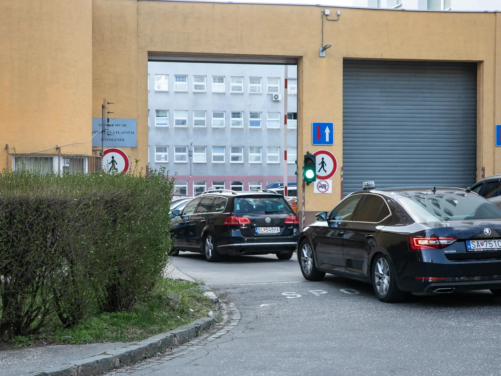 V prípade vraždy Daniela Tupého zadržala Národná kriminálna agentúra (NAKA) 8 osôb. Na snímke je prevoz zadržaných do Prezídia Policajného zboru. 