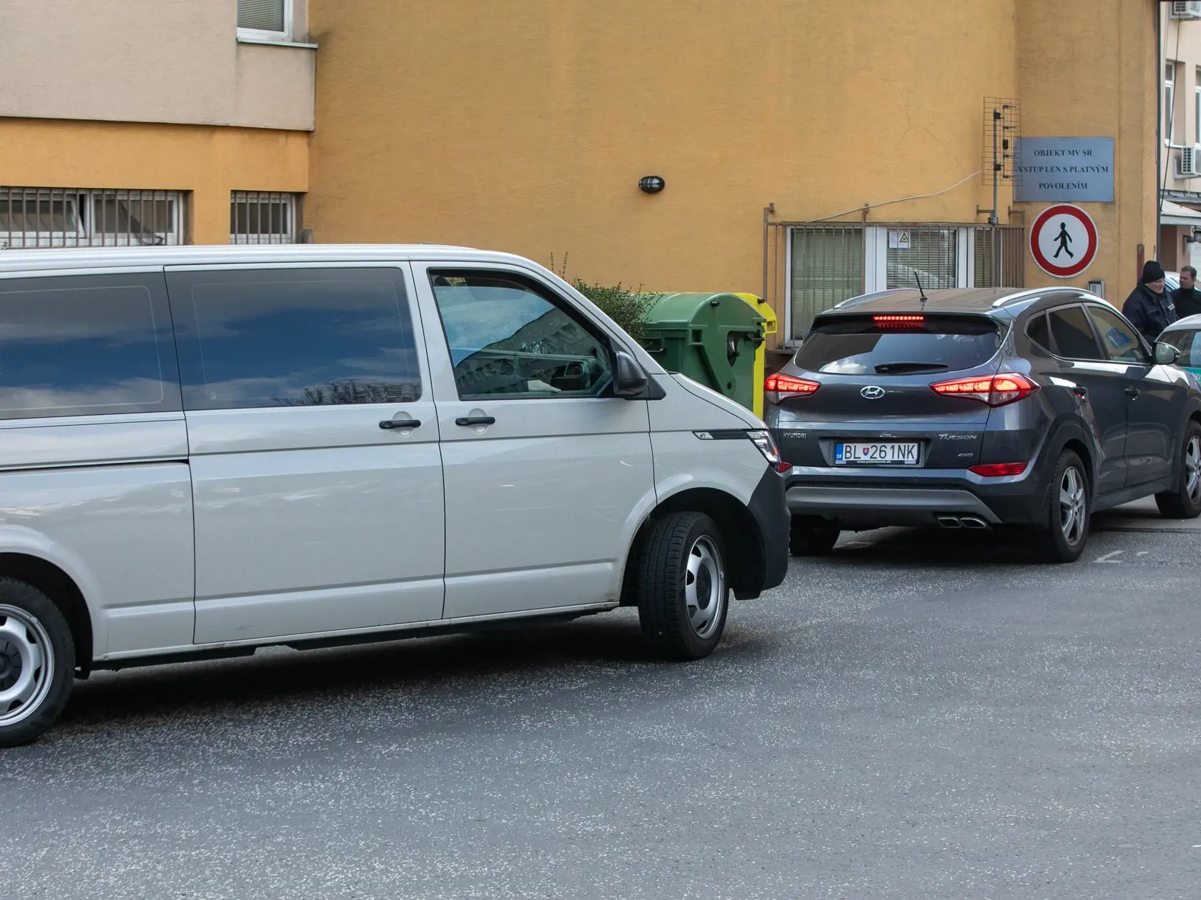 V prípade vraždy Daniela Tupého zadržala Národná kriminálna agentúra (NAKA) 8 osôb. Na snímke je prevoz zadržaných do Prezídia Policajného zboru. 