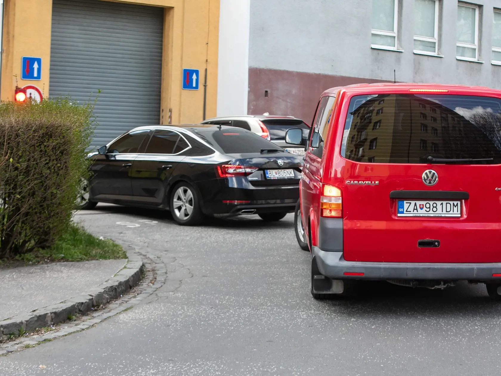 V prípade vraždy Daniela Tupého zadržala Národná kriminálna agentúra (NAKA) 8 osôb. Na snímke je prevoz zadržaných do Prezídia Policajného zboru. 