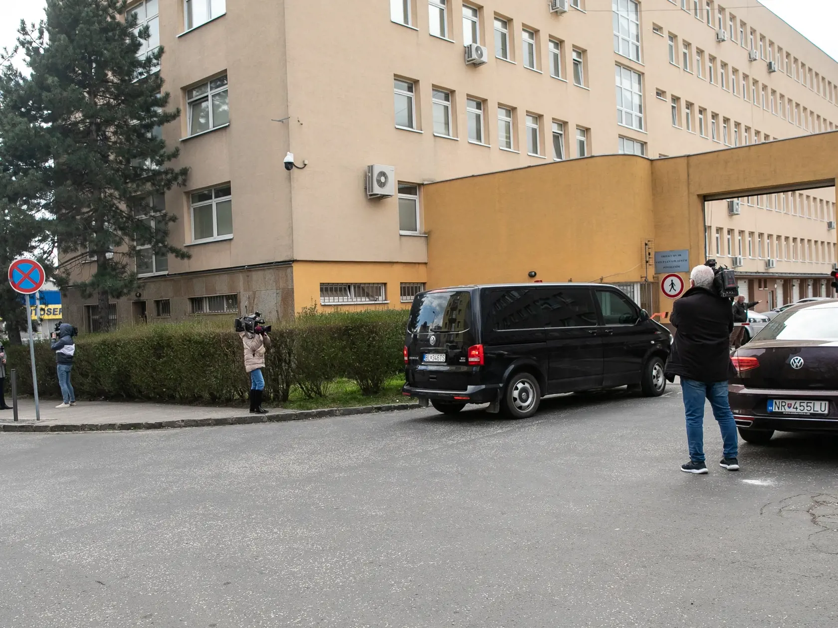 V prípade vraždy Daniela Tupého zadržala Národná kriminálna agentúra (NAKA) 8 osôb. Na snímke je prevoz zadržaných do Prezídia Policajného zboru. 