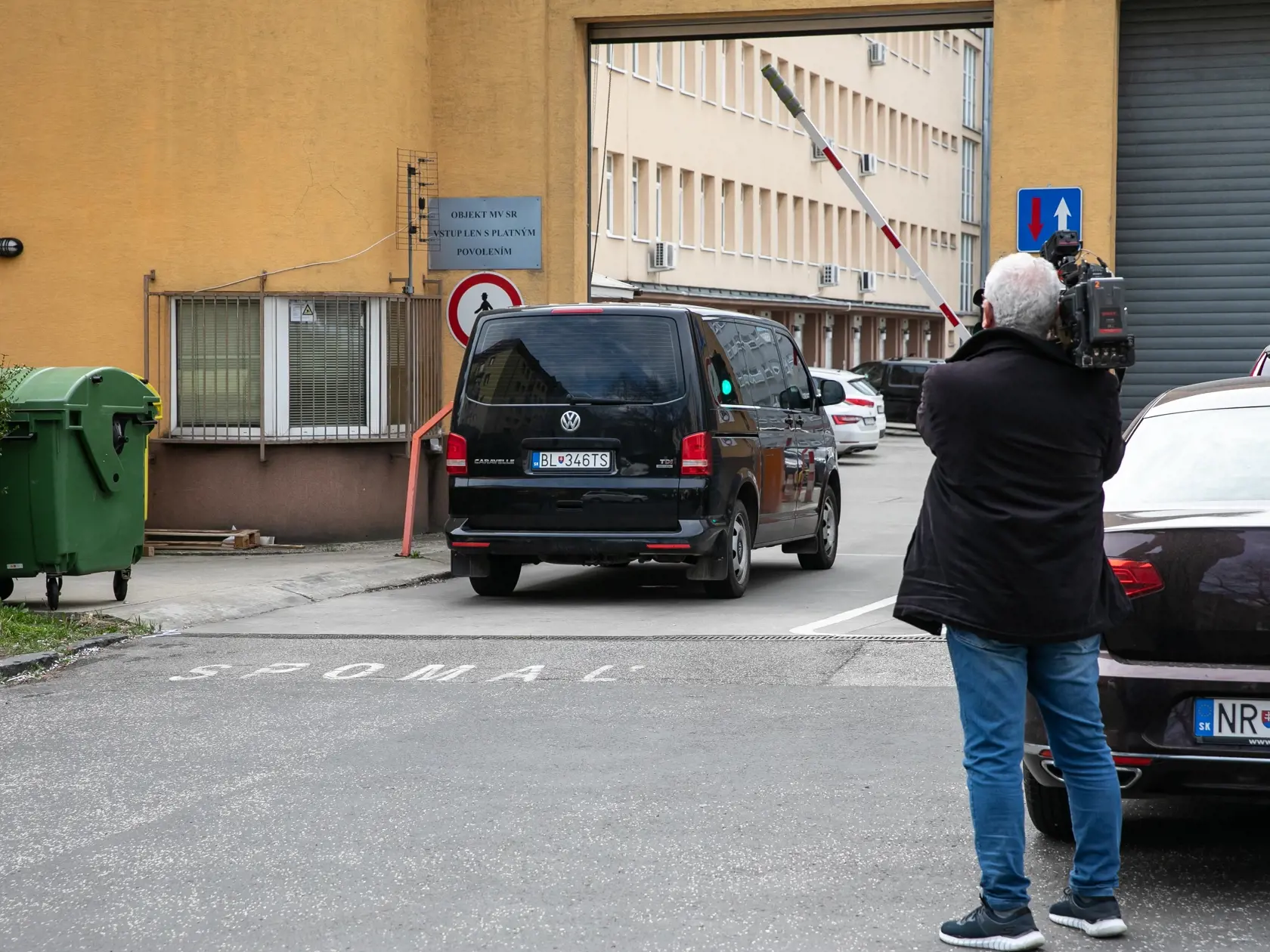 V prípade vraždy Daniela Tupého zadržala Národná kriminálna agentúra (NAKA) 8 osôb. Na snímke je prevoz zadržaných do Prezídia Policajného zboru. 
