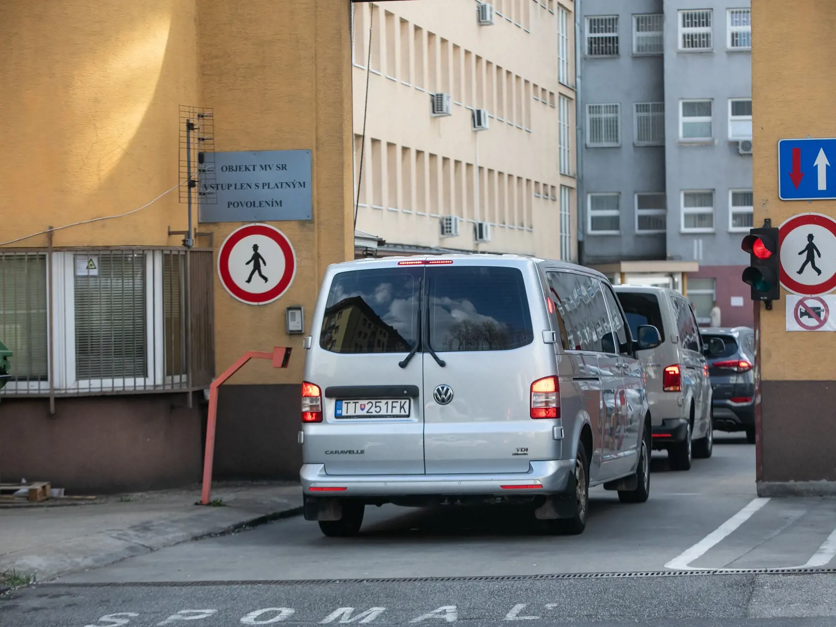 V prípade vraždy Daniela Tupého zadržala Národná kriminálna agentúra (NAKA) 8 osôb. Na snímke je prevoz zadržaných do Prezídia Policajného zboru. 
