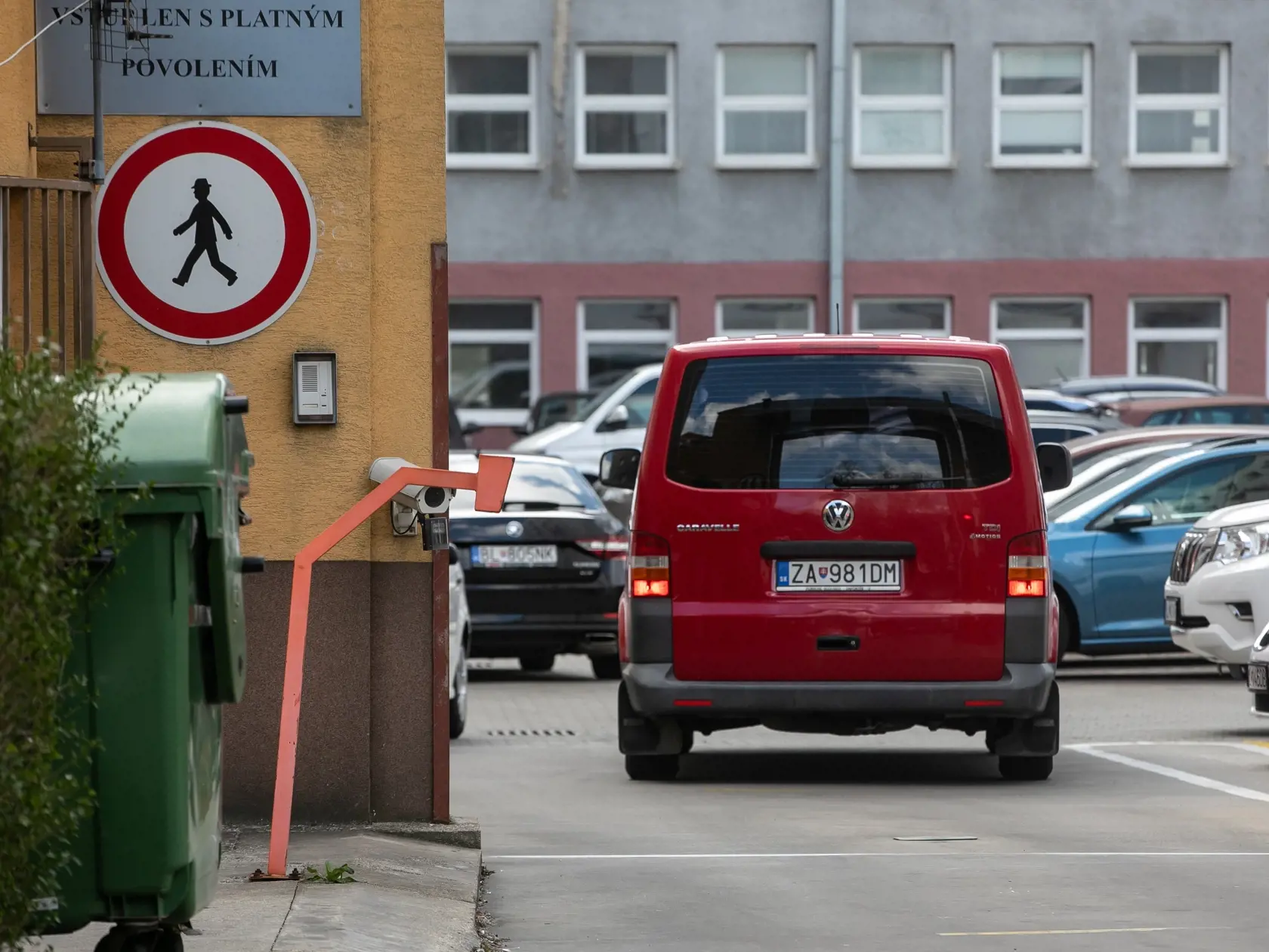 V prípade vraždy Daniela Tupého zadržala Národná kriminálna agentúra (NAKA) 8 osôb. Na snímke je prevoz zadržaných do Prezídia Policajného zboru. 