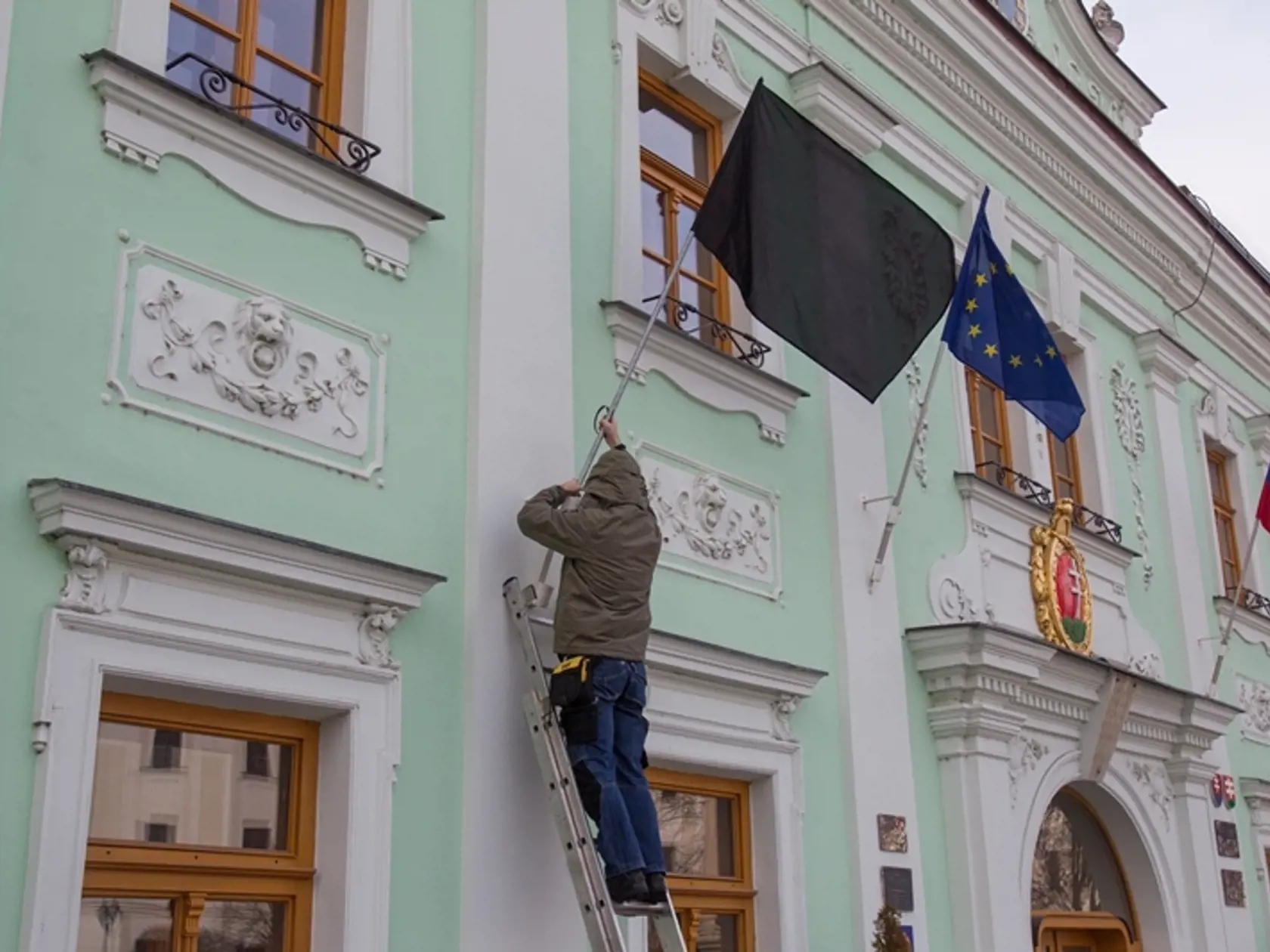 V Skalici vyvesili čiernu vlajku.
