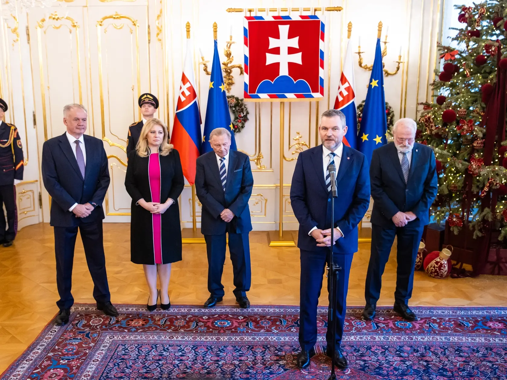 Tlačová konferencia po spoločnom obede bývalých prezidentov SR so súčastným Prezidentom SR, Petrom Pellegrinim v Prezidentskom paláci. Na snímke z ľava, Andrej Kiska, Zuzana Čaputová, Rudolf Schuster, súčasný prezident SR Peter Pellegrini a Ivan Gašparovič.
