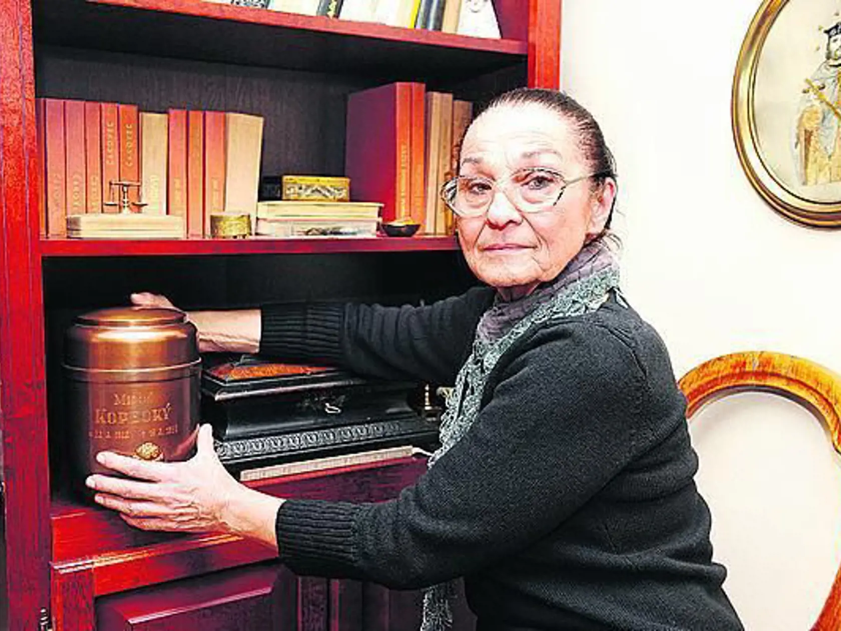 Urnu s manželovými ostatky Jana Kopecká dodnes