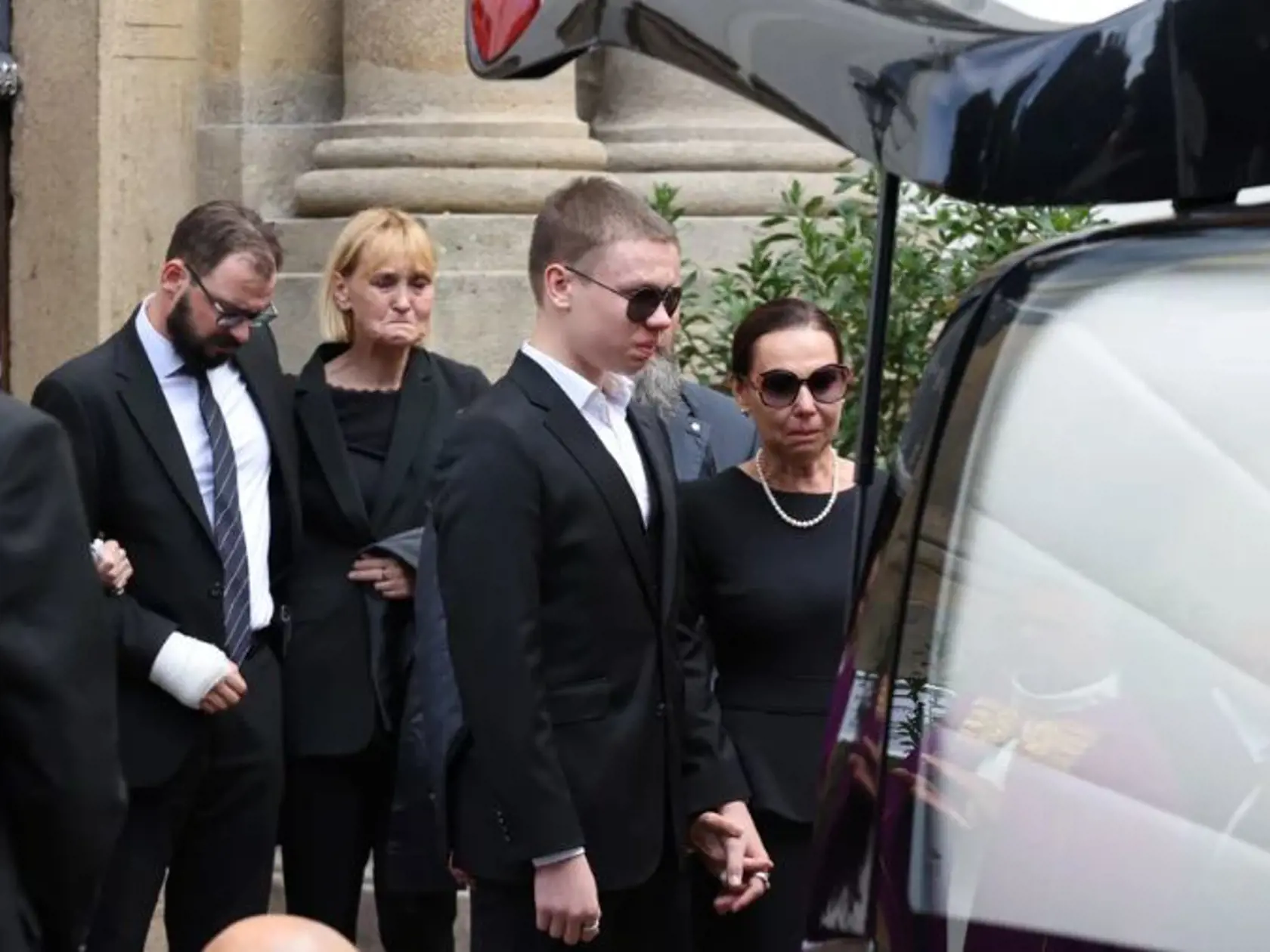 Pohľad na užialenú vdovu Miluše so synom Benjaminom trhá srdce.