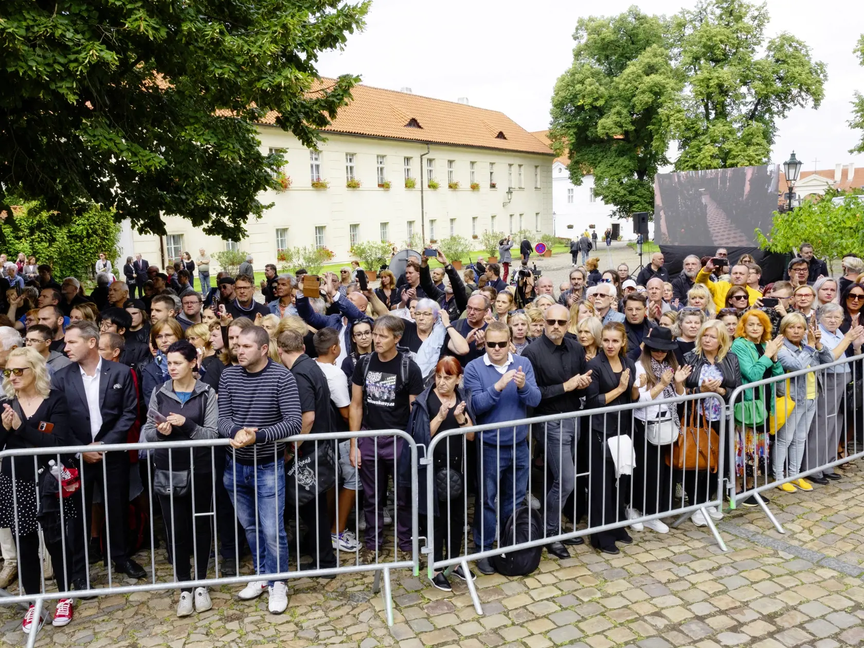 Pred obradom. Pozvaní hostia sa s hudobníkom lúčili v bazilike, ostatní sledovali obrad vonku na televíznej obrazovke.