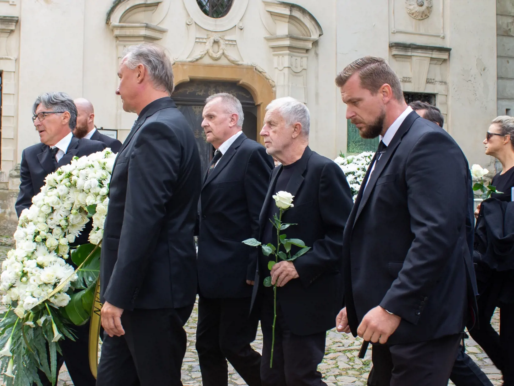 Na snímke členovia skupiny Elán Jožo Ráž (tretí sprava) a Ján Baláž (druhý sprava) prichádzajú na poslednú rozlúčku s hudobníkom Vašom Patejdlom