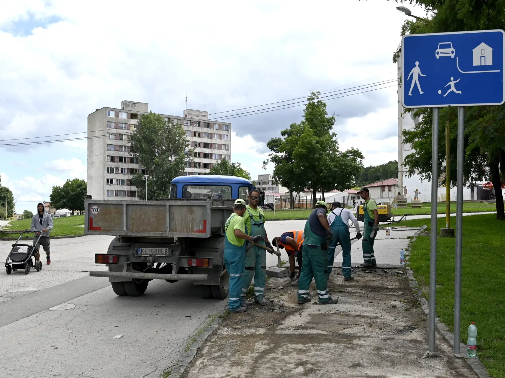 Na rómskom sídlisku Luník IX v Košiciach je v týchto dňoch čulý pracovný ruch. Dôvodom je  septembrová návšteva pápeža Františka. Na snímke oprava chodníkov na sídlisku Luník IX v Košiciach 20. augusta 2021. FOTO TASR - Roman Hanc