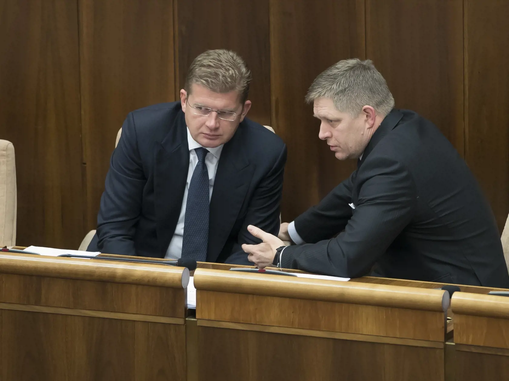 Peter Žiga spolu s Robertom Ficom v parlamente.