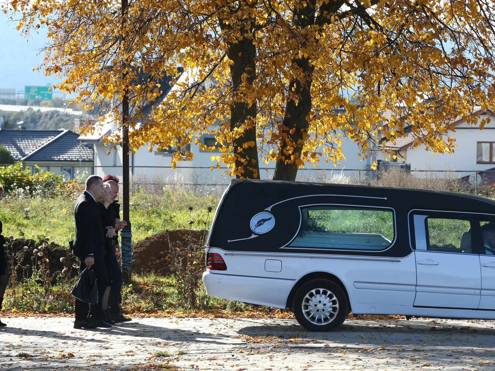 Posledná rozlúčka s nadanou študentkou Broňou. V sobotu (8.10.) sa rozlúčili rodiny Mareka a Brone so svojími milovanými deťmi, vnúčatami, a súrodencami. Ich mladé životy vyhasli vinou opitého vodiča.