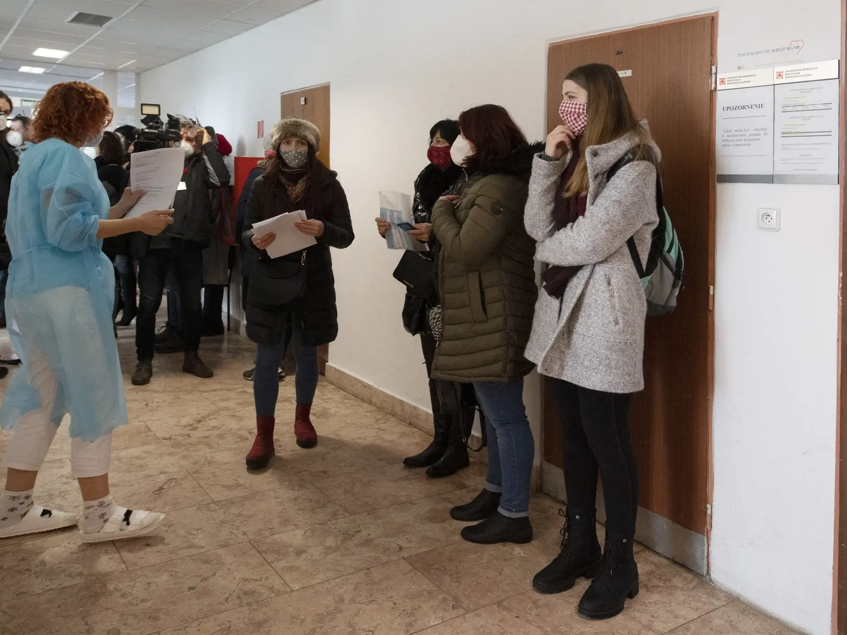 Neočkovaní musia znášať obmedzenia už aj pri návšteve lekára. FOTO TASR - Pavel Neubauer
