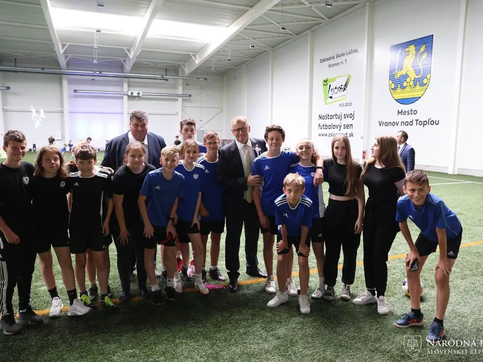 Predseda parlamentu Boris Kollár v sprievode poslancov Petra Pčolinského, Miloša Svrčeka, Petra Pellegriniho, Jána Ferenčáka, Richarda Rašiho a Matúša Šutaja Eštoka slávnostne otvorili športovú arénu PKO vo Vranove nad Topľou