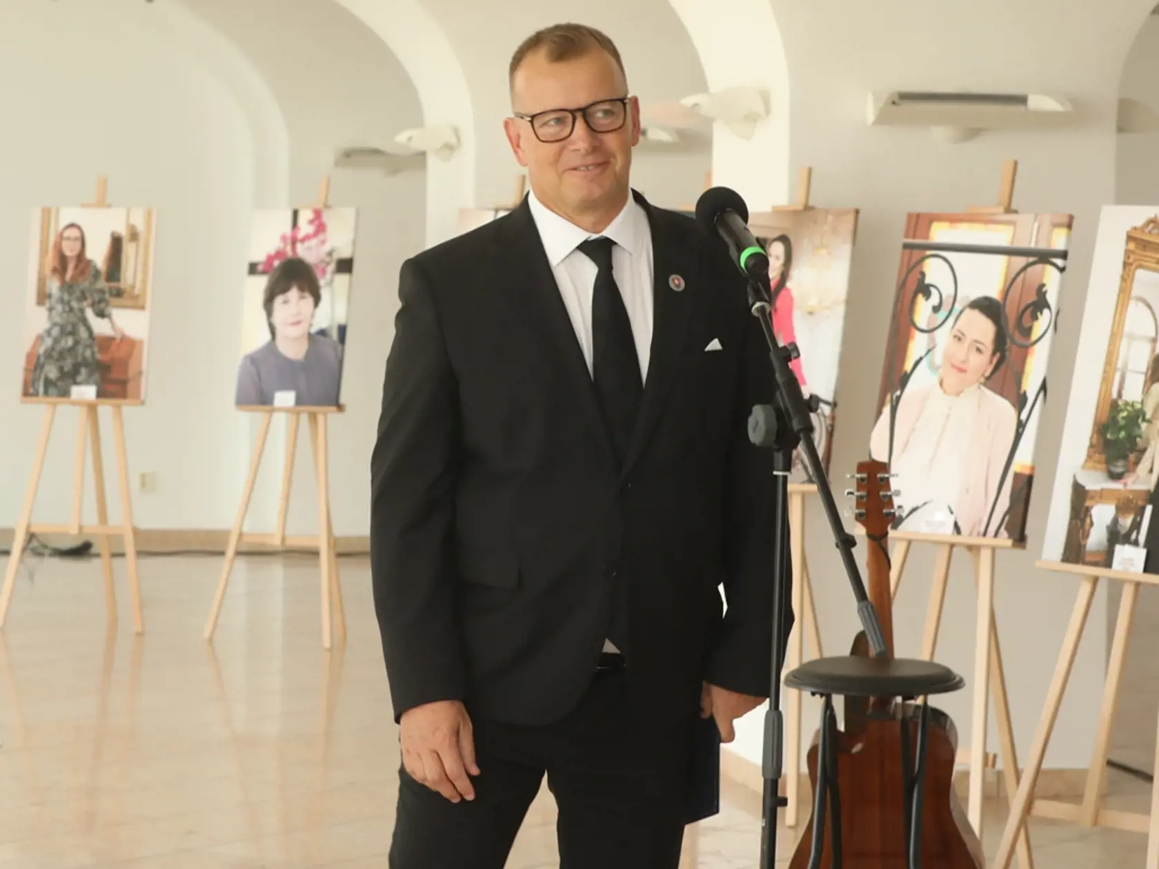  Na snímke je vernisáž obrazov nominantiek ankety SLOVENKA ROKA v galérií na Západnéj terase Bratislavského hradu. Na fotke je predseda Národnej rady Slovenskej republiky Boris Kollár. 