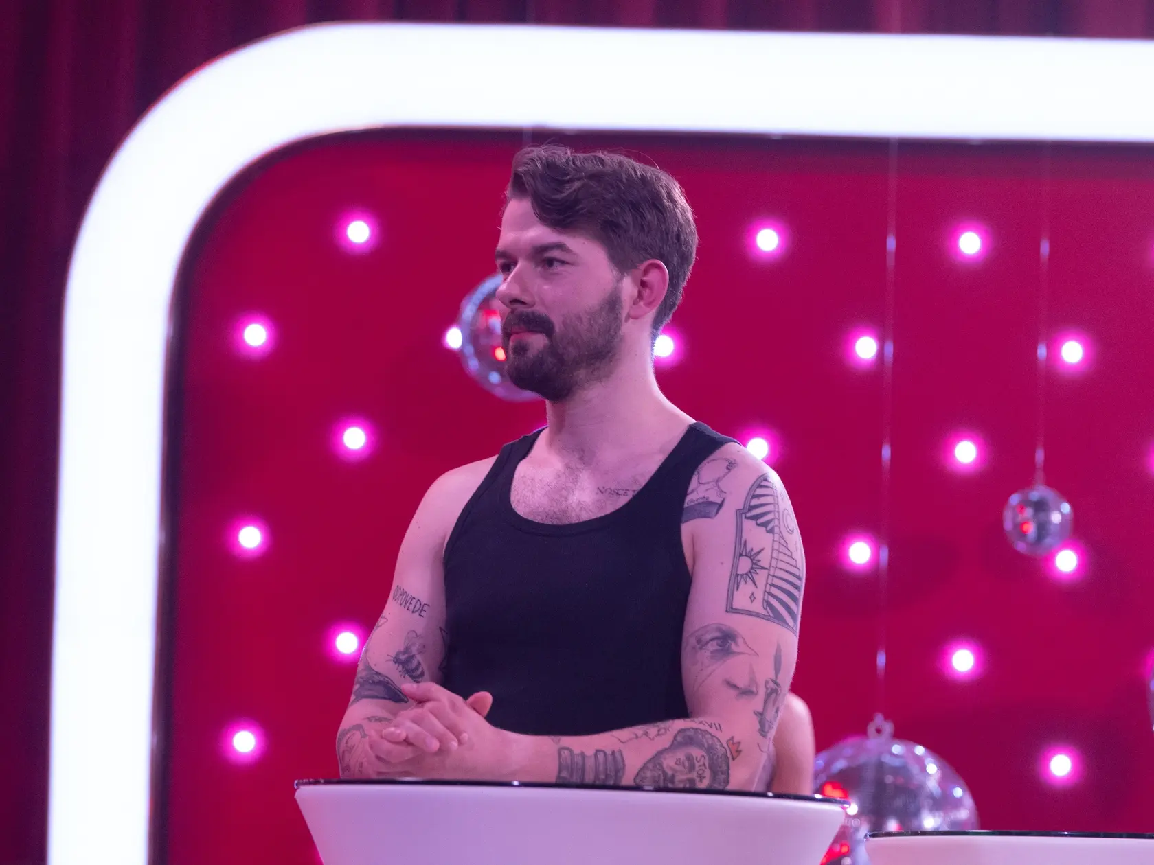 Richard kresby na tele považuje za umenie.