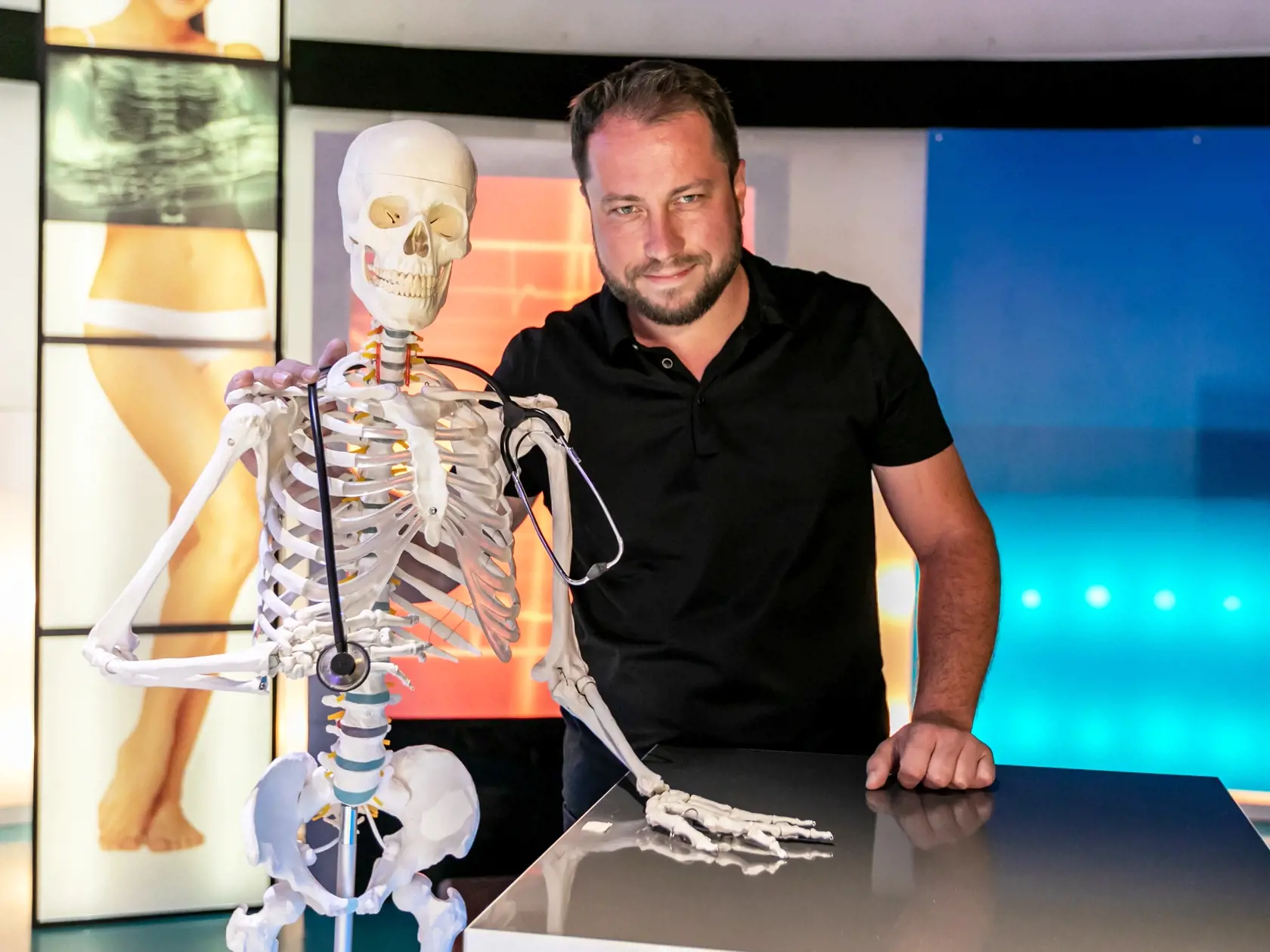 Na snímke tanečník Peter Modrovský pred natáčaním relácie Záhady tela v RTVS. 