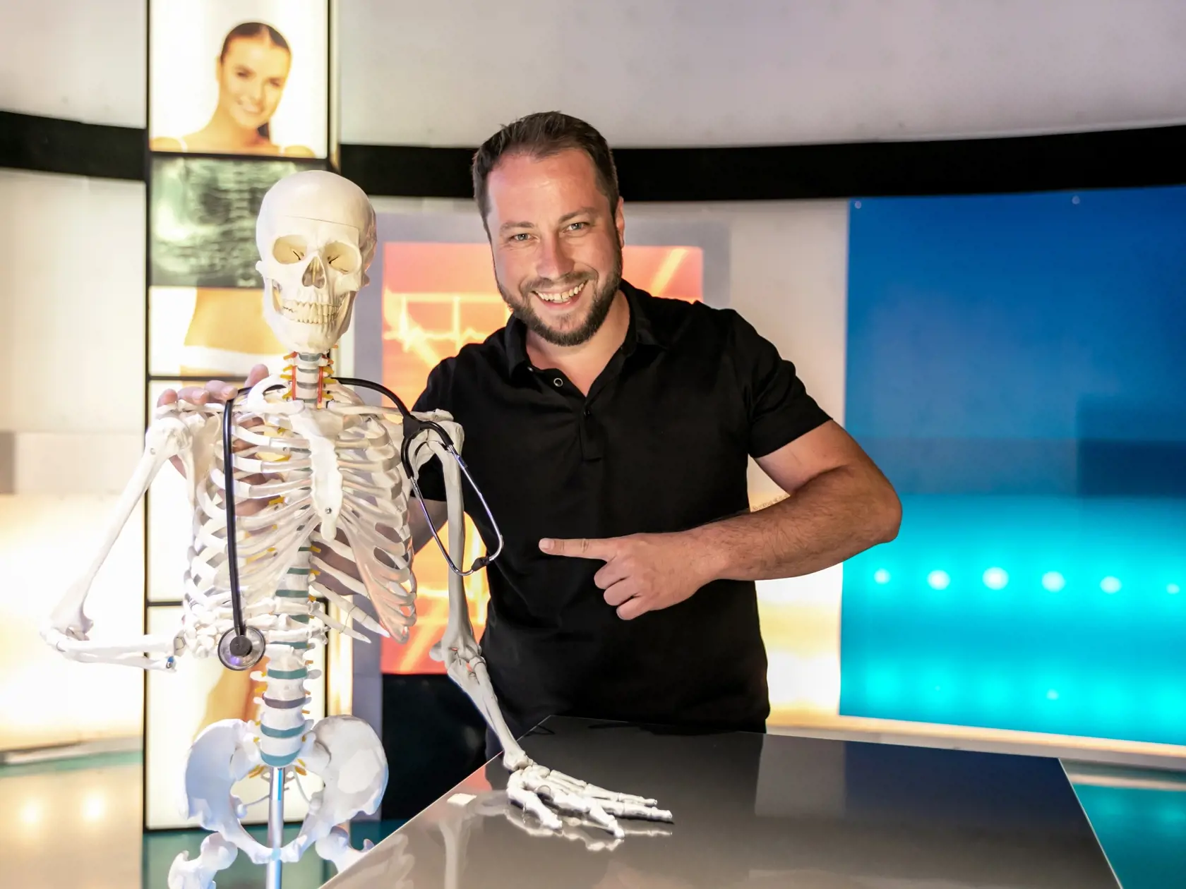 Na snímke tanečník Peter Modrovský pred natáčaním relácie Záhady tela v RTVS. 