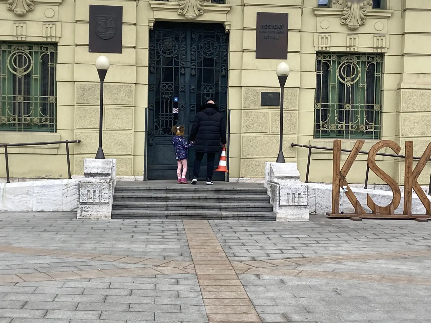 Poslanec s dieťaťom sa do úradu tiež nedostal.