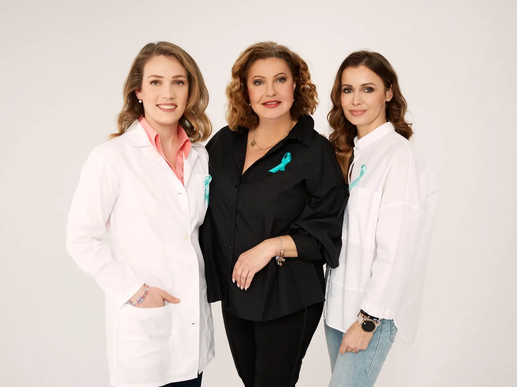 Jana Pifflová a Lenka Šoóšová s gynekologičkou Hederlingovou.