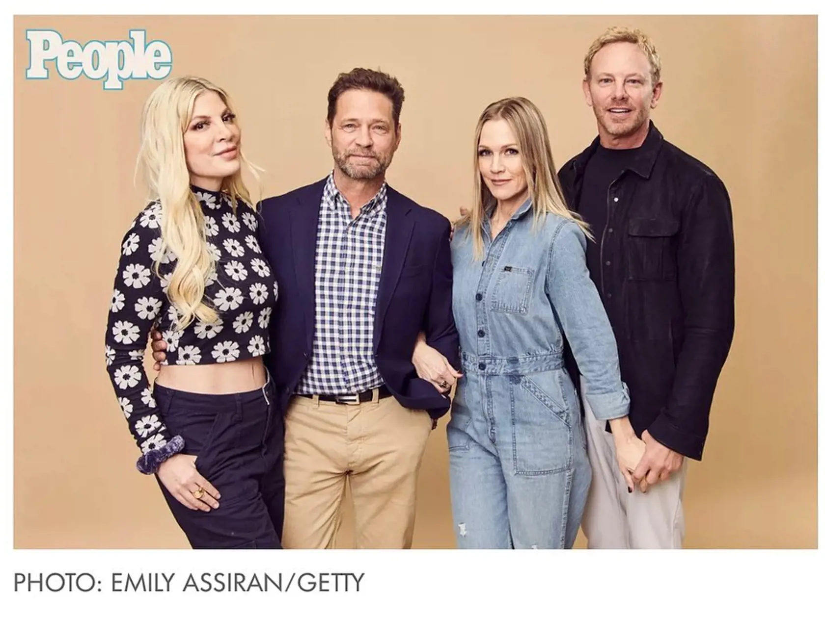 Herečka Jennie Garth (50), ktorá v seriáli stvárnila krásnu Kelly, poskytla fanúšikom Beverly Hills 90210 pohľad do zákulisia jej stretnutia s niekoľkými jej bývalými hereckými kolegami. Medzi nimi nechýbala ani jej kamarátka a seriálová Dona herečka Tori Speling, herec Jason Priestley (53) alias Brandon či Ian Ziering (58) alias Steven.
