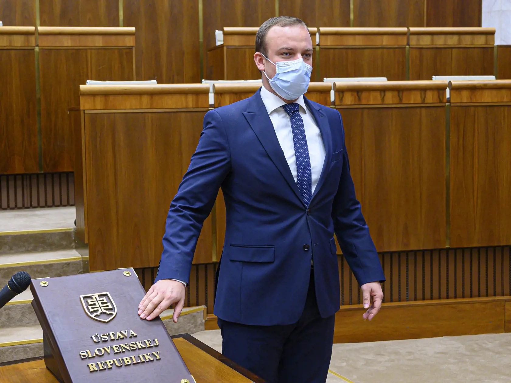 „Platy ústavných činiteľov sú naviazané na priemernú mzdu a štátny deficit za minulý rok. Síce sa tento rok platy mierne zvyšovali, no minulý rok sa znižovali a budúci rok sa s vysokou pravdepodobnosťou budú opäť znižovať,“ vysvetľoval poslanec za SaS Miroslav Žiak (34). „Podľa mňa je to v súčasnosti správne nastavené,“ konštatoval ďalej.