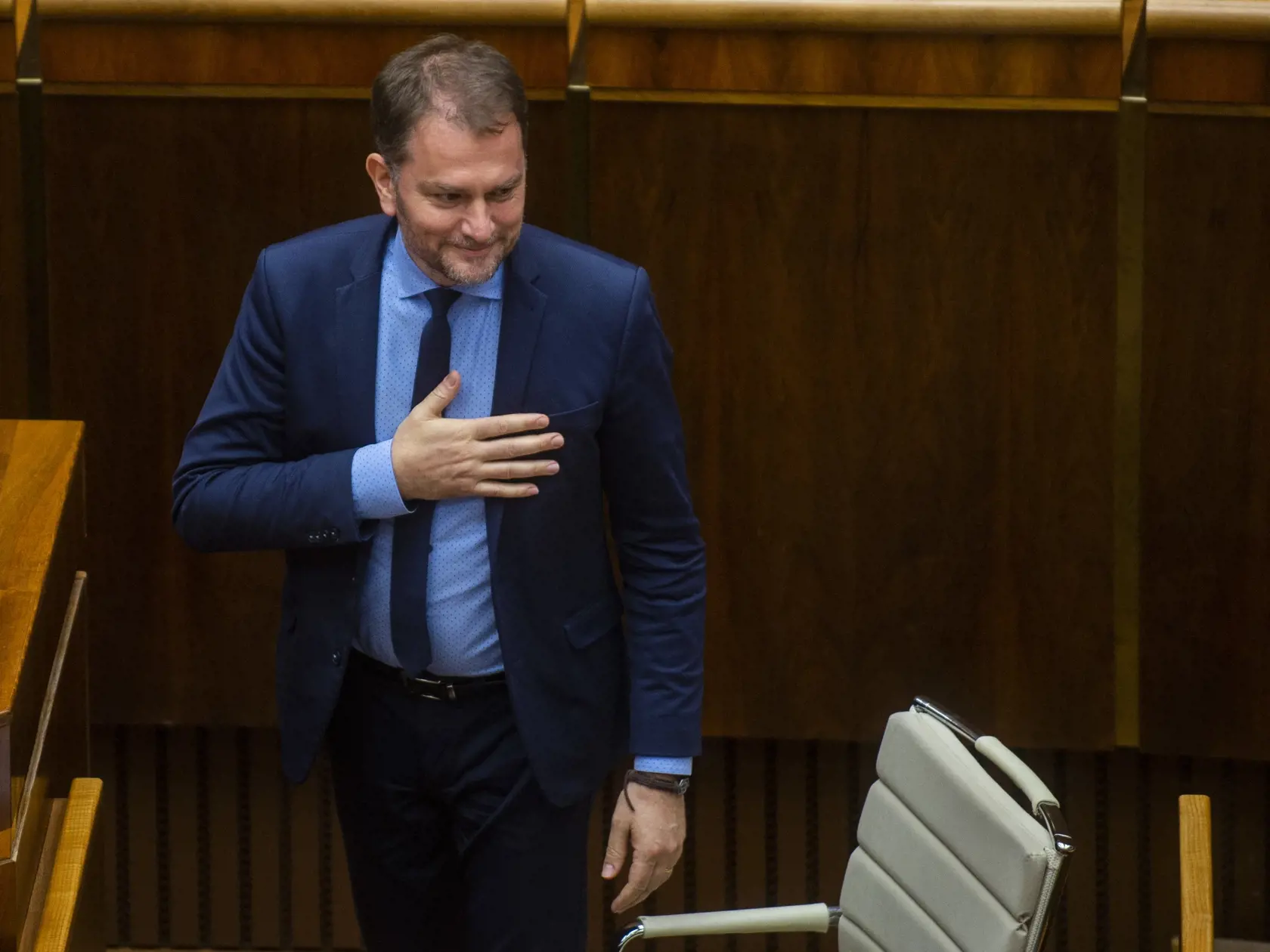 Na snímke minister financií Igor Matovič (OĽaNO) sa teší po schválení svojho protiinflačného balíka na pomoc rodinám na 65. schôdzi parlamentu v Bratislave v utorok 24. mája 2022. Za hlasovalo 83 zo 131 prítomných poslancov. Na voľnočasové aktivity dostanú od januára budúceho roku deti od piatich do 18 rokov každý mesiac 60 eur. Zvýši sa aj suma daňového bonusu a vzrastie aj prídavok na dieťa - a to najskôr od júla tohto roku a potom aj od januára budúceho roka. FOTO TASR - Jakub Kotian