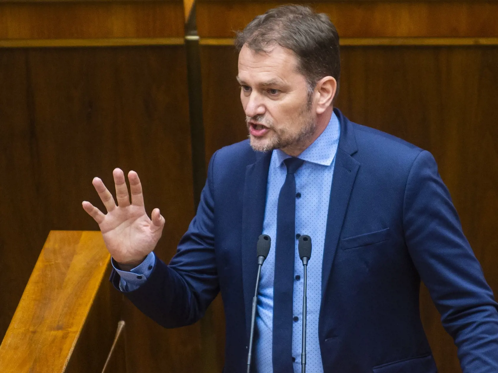Na snímke minister financií SR Igor Matovič (OĽaNO) počas rokovania 65. schôdze Národnej rady SR v Bratislave v utorok 24. mája 2022. Poslanci Národnej rady (NR) SR majú o protiinflačnom balíku z dielne ministra financií Igora Matoviča (OĽANO) hlasovať ešte v utorok. Návrhu sa budú venovať až do úplného prerokovania, a to aj po 19.00 h.
Návrh ministra financií je aktuálne v druhom čítaní. Plénum o ňom rokuje v tzv. zrýchlenom režime. Návrh ráta s príspevkom na voľnočasové aktivity pre deti od pä