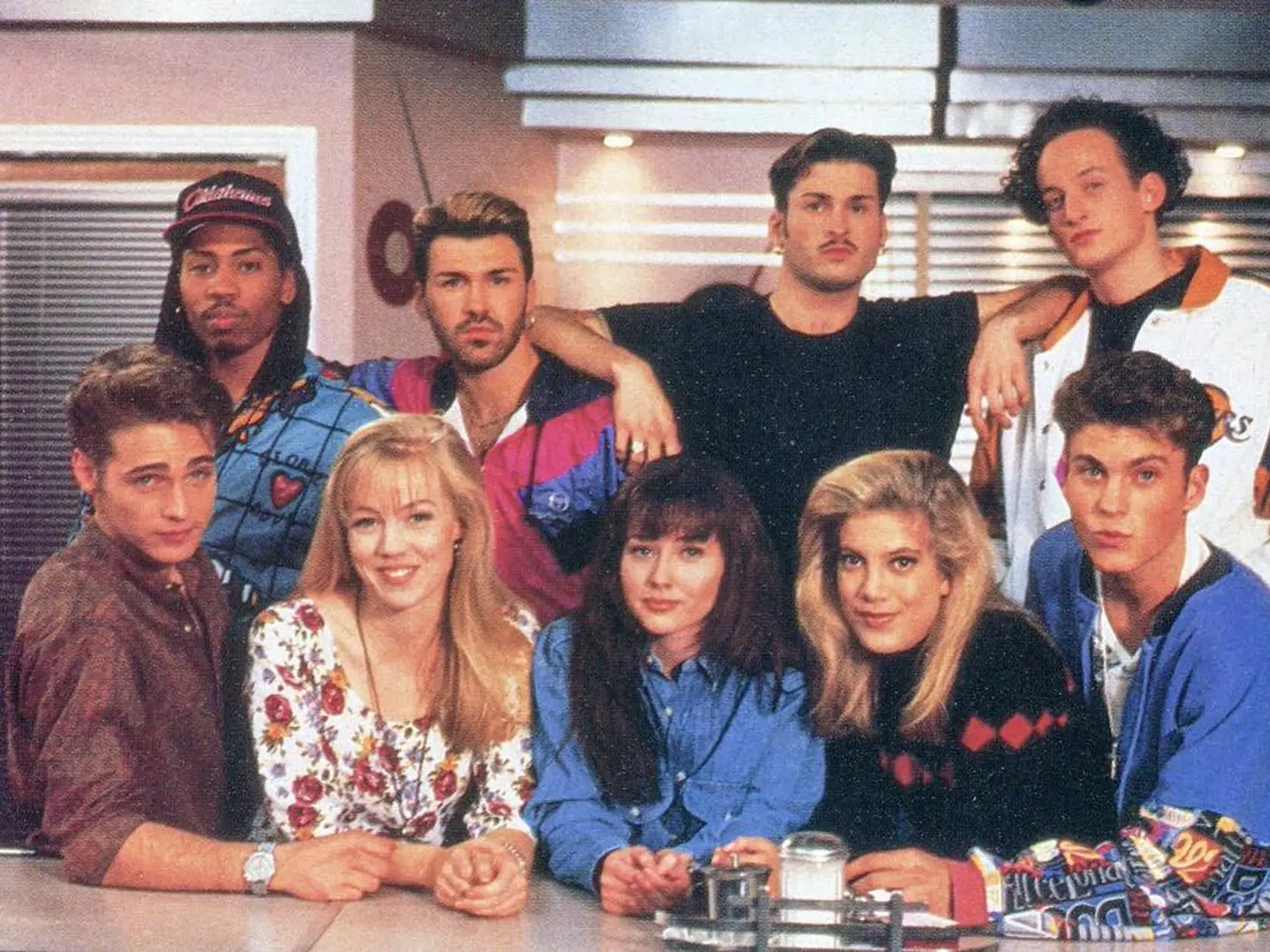 Hviezdy kultového seriálu Beverly Hills 90210, ktorý si v 90. rokoch našiel obrovské množstvo fanúšikov aj medzi slovenskými divákmi, sa po rokoch znova stretli. Zatiaľ však, čo seriálové postavy nestarnú, o ich predstaviteľoch sa to povedať nedá.