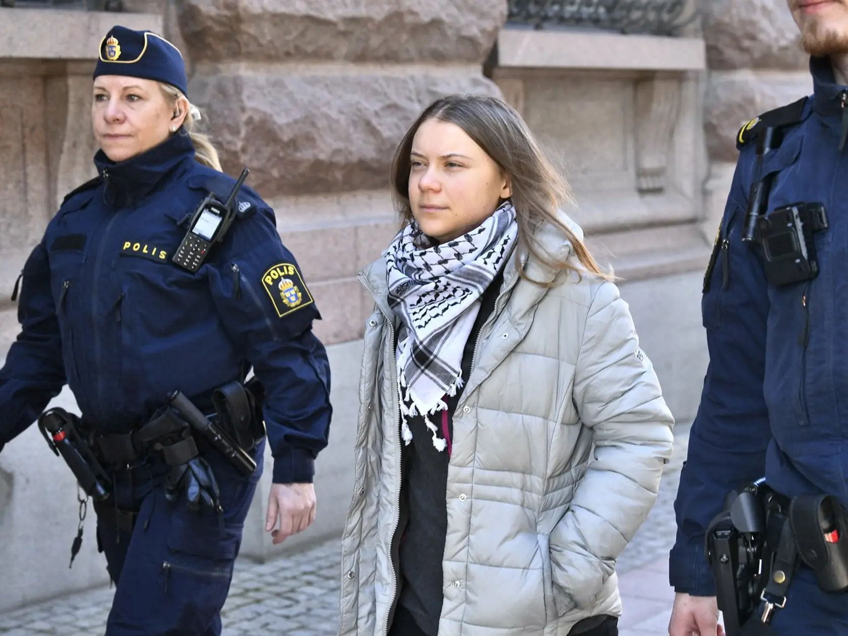 Štokholmská polícia odviedla od vchodu do budovy švédskeho parlamentu Gretu Thunbergovú a niekoľko ďalších klimatických aktivistov, ktorí tam protestovali a blokovali vstup.
