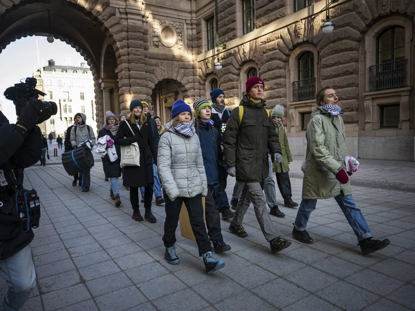 Štokholmská polícia odviedla od vchodu do budovy švédskeho parlamentu Gretu Thunbergovú a niekoľko ďalších klimatických aktivistov, ktorí tam protestovali a blokovali vstup.