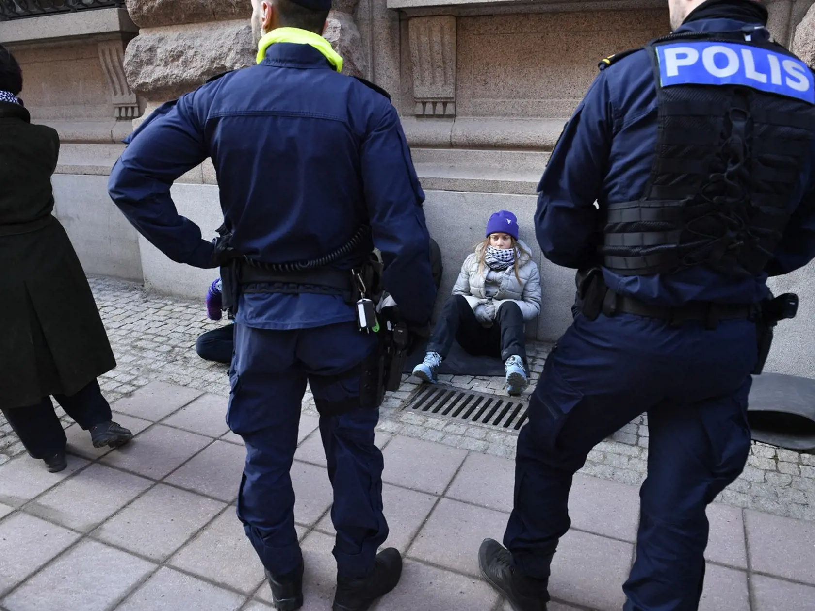 Štokholmská polícia odviedla od vchodu do budovy švédskeho parlamentu Gretu Thunbergovú a niekoľko ďalších klimatických aktivistov, ktorí tam protestovali a blokovali vstup.