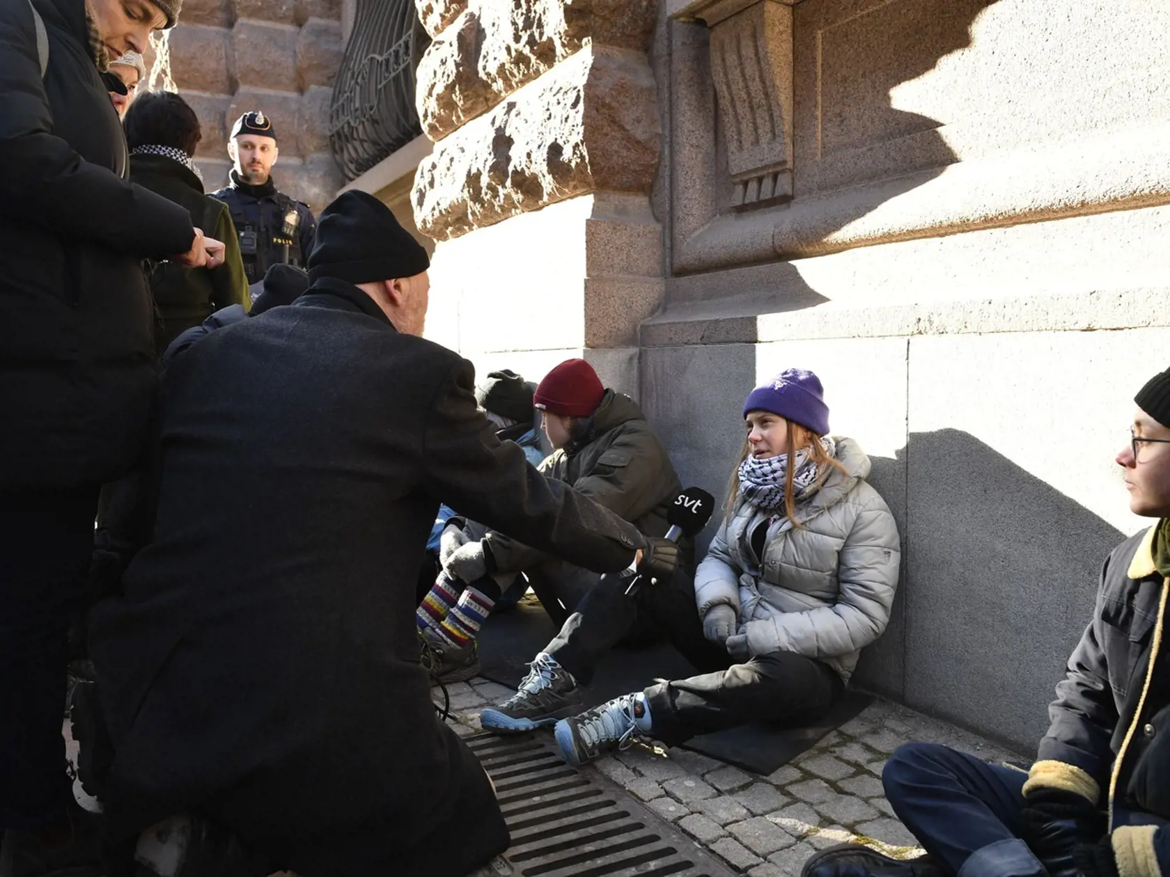 Štokholmská polícia odviedla od vchodu do budovy švédskeho parlamentu Gretu Thunbergovú a niekoľko ďalších klimatických aktivistov, ktorí tam protestovali a blokovali vstup.