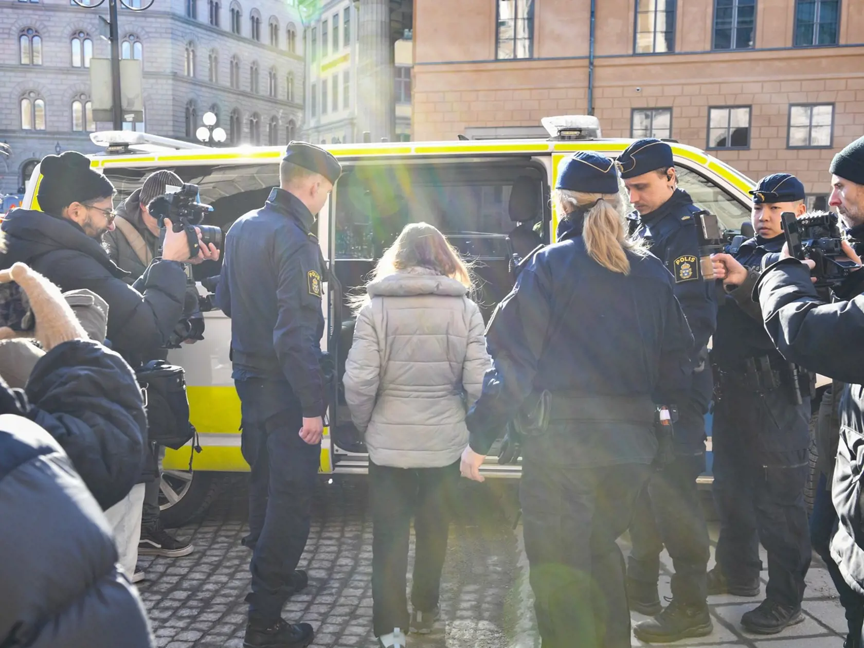 Štokholmská polícia odviedla od vchodu do budovy švédskeho parlamentu Gretu Thunbergovú a niekoľko ďalších klimatických aktivistov, ktorí tam protestovali a blokovali vstup.