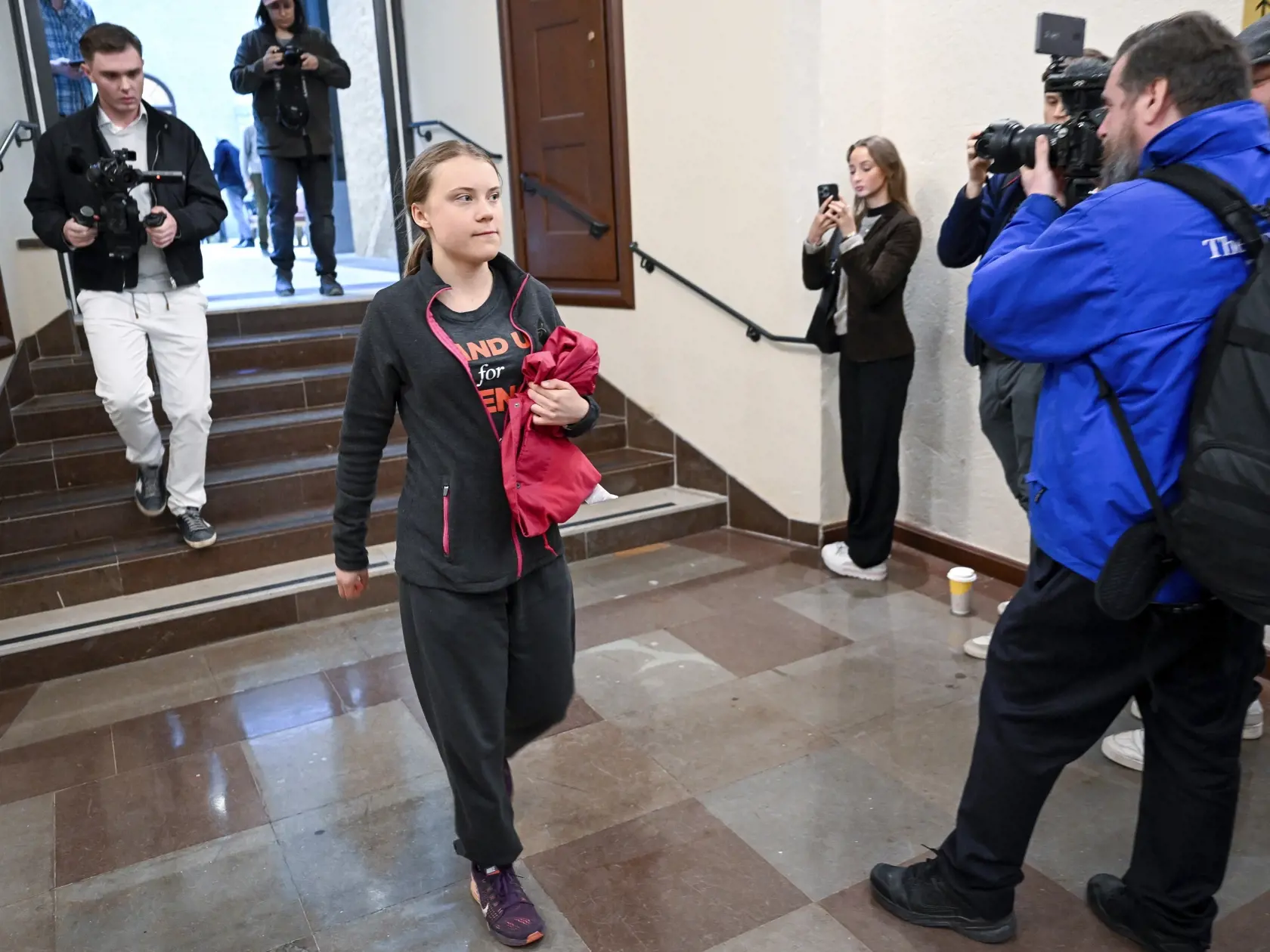 Švédska klimatická aktivistka Greta Thunbergová prichádza do budovy súdu v Štokholme 8. mája 2024.