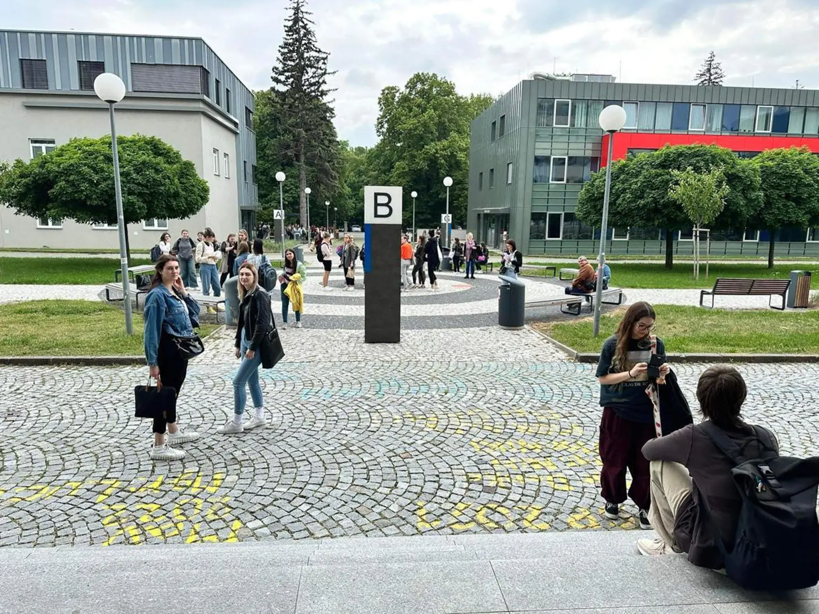 Na snímke polícia zasahuje v Univerzite Konštantína Filozofa v Nitre.