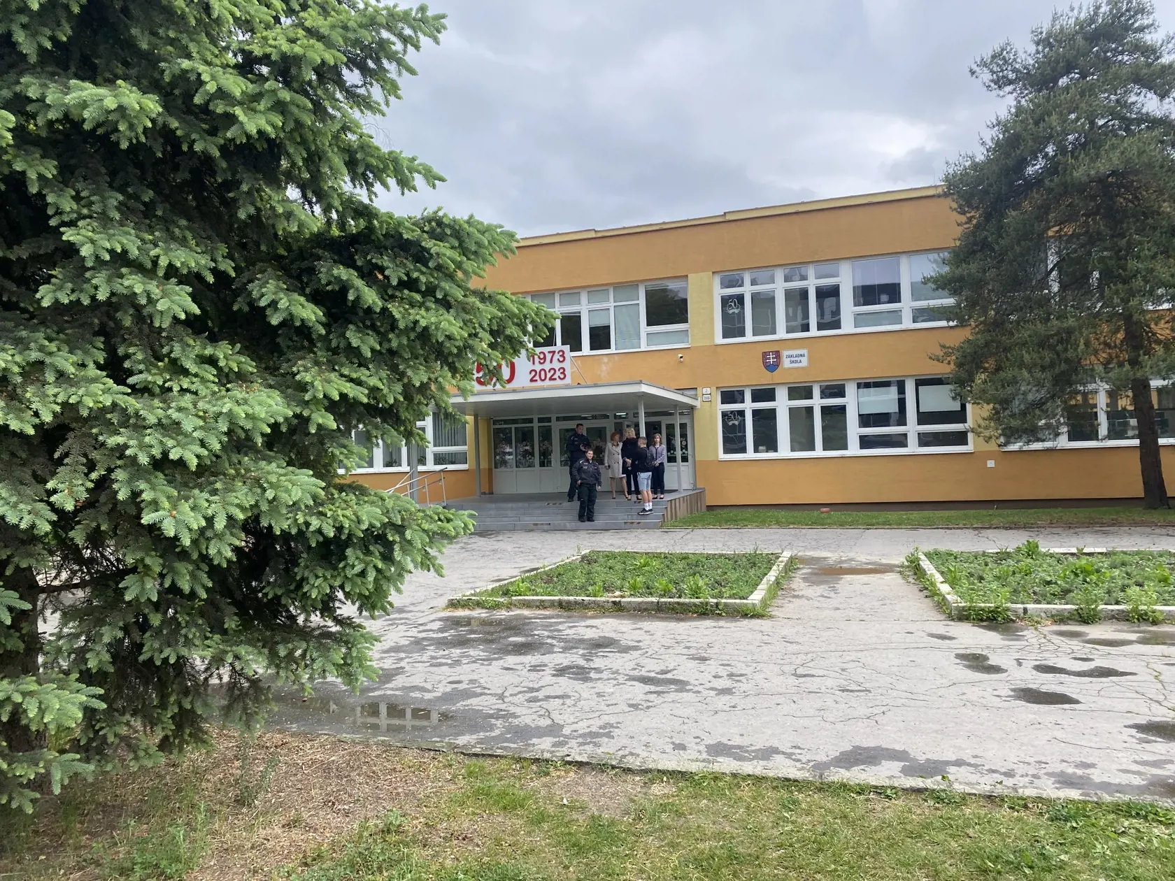 Anonym zaslal výhražný e-mail aj na Základnú školu Kúpeľná v Prešove.Školu po evakuácii strážili policajti.
