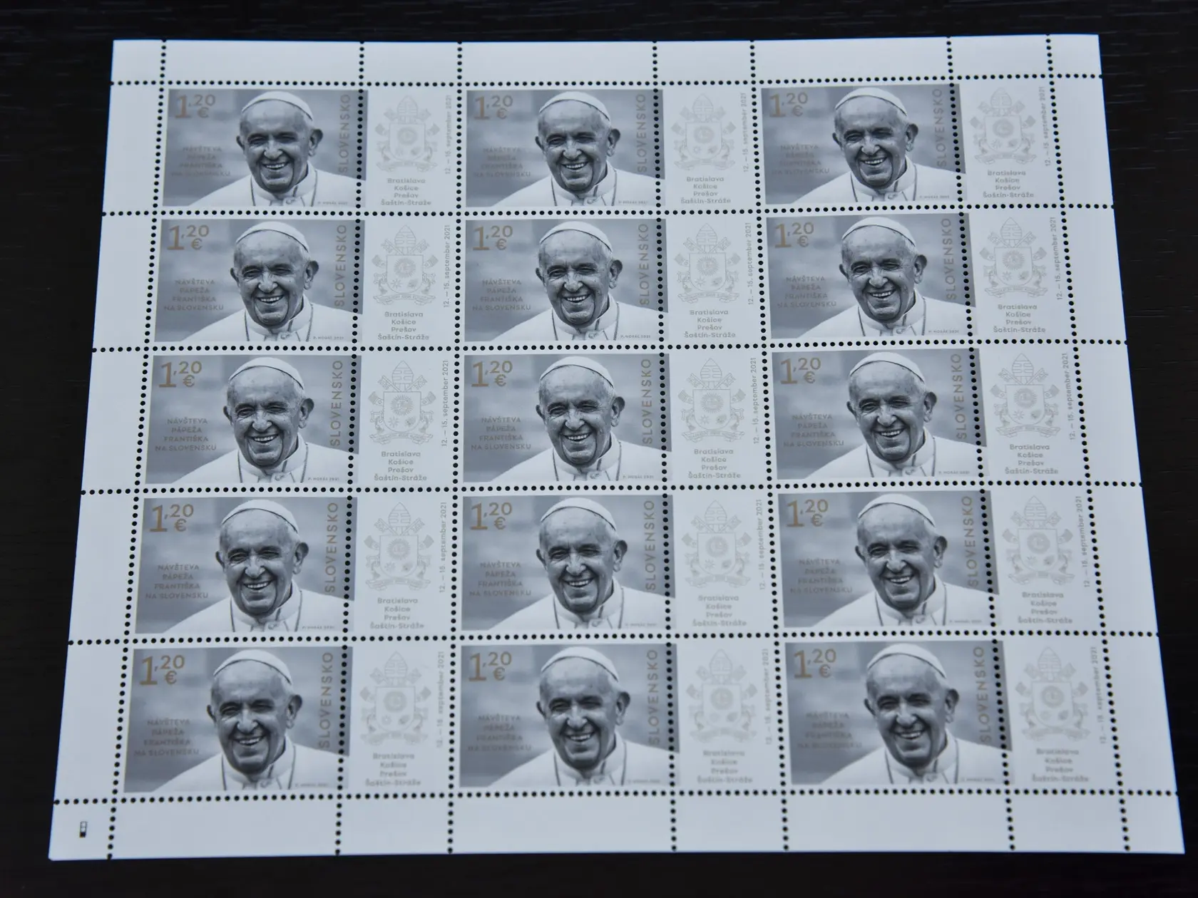 Nová poštová známka, ktorú Slovenská pošta vydáva k návšteve pápeža na Slovensku, vyobrazuje portrét usmiateho Františka. 