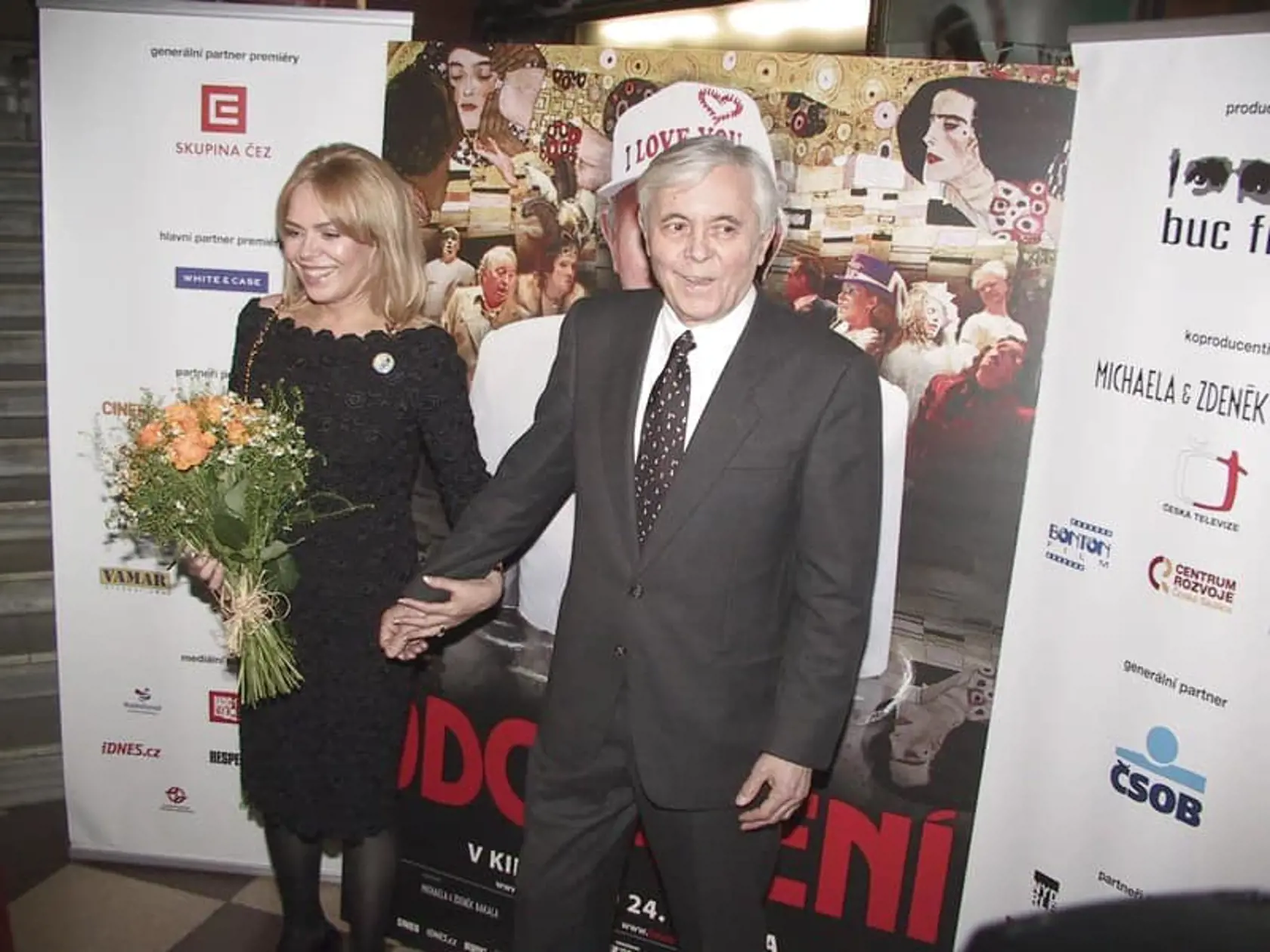 Dagmar Havlová a Josef Abrhám na premiére filmu Odcházení, ktorý nakrútili podľa románu Václava Havla.