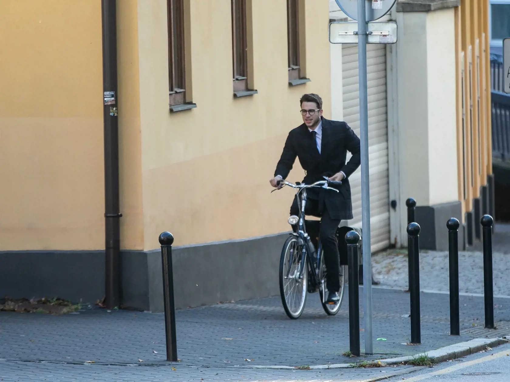 Štátny tajomník Andrej Stančík jazdí do práce na bicykli, paparazzi foto pred Ministerstvom zahraničných vecí a európskych záležitostí SR. 