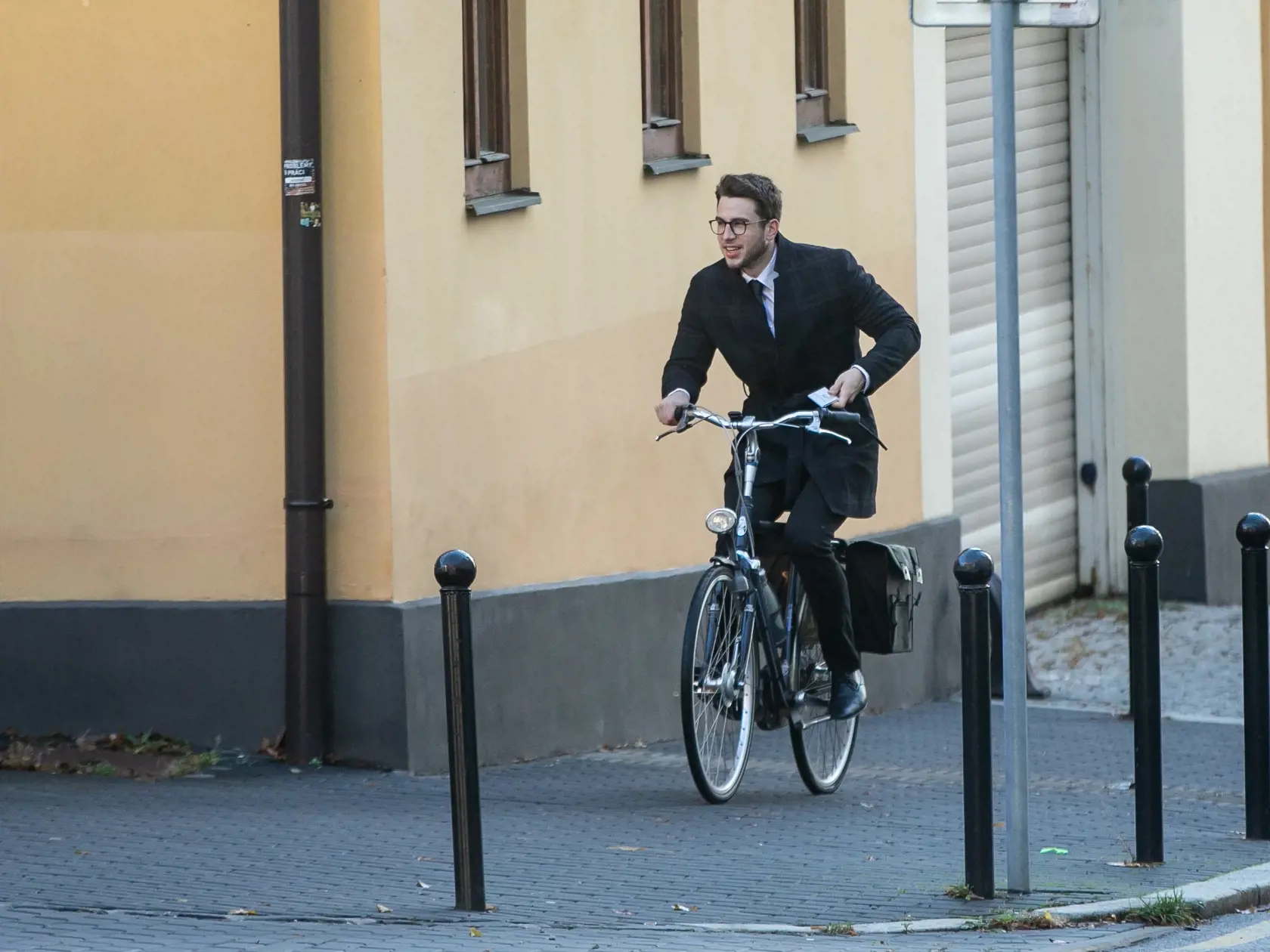 Štátny tajomník Andrej Stančík jazdí do práce na bicykli, paparazzi foto pred Ministerstvom zahraničných vecí a európskych záležitostí SR. 