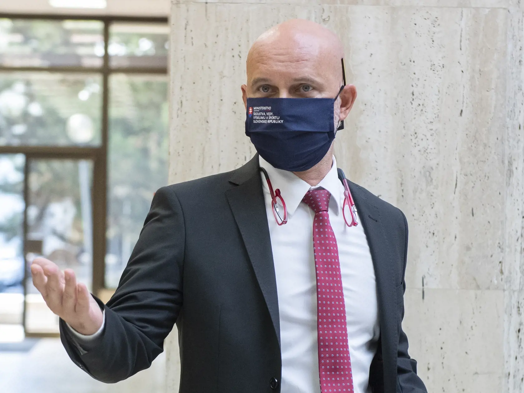 Na snímke minister školstva Branislav Gröhling (SaS) „Už dva týždne diskutujeme o otvorení škôl. Na krízovom štábe sme presadzovali náš plán - otvorenie škôl, návrat k semaforom (teda individuálne zatváranie tried či škôl, ak sa objaví pozitívny prípad) a dobrovoľná možnosť testovania pre zamestnancov, žiakov a rodičov (zdôrazňujem slovo „dobrovoľný“)."