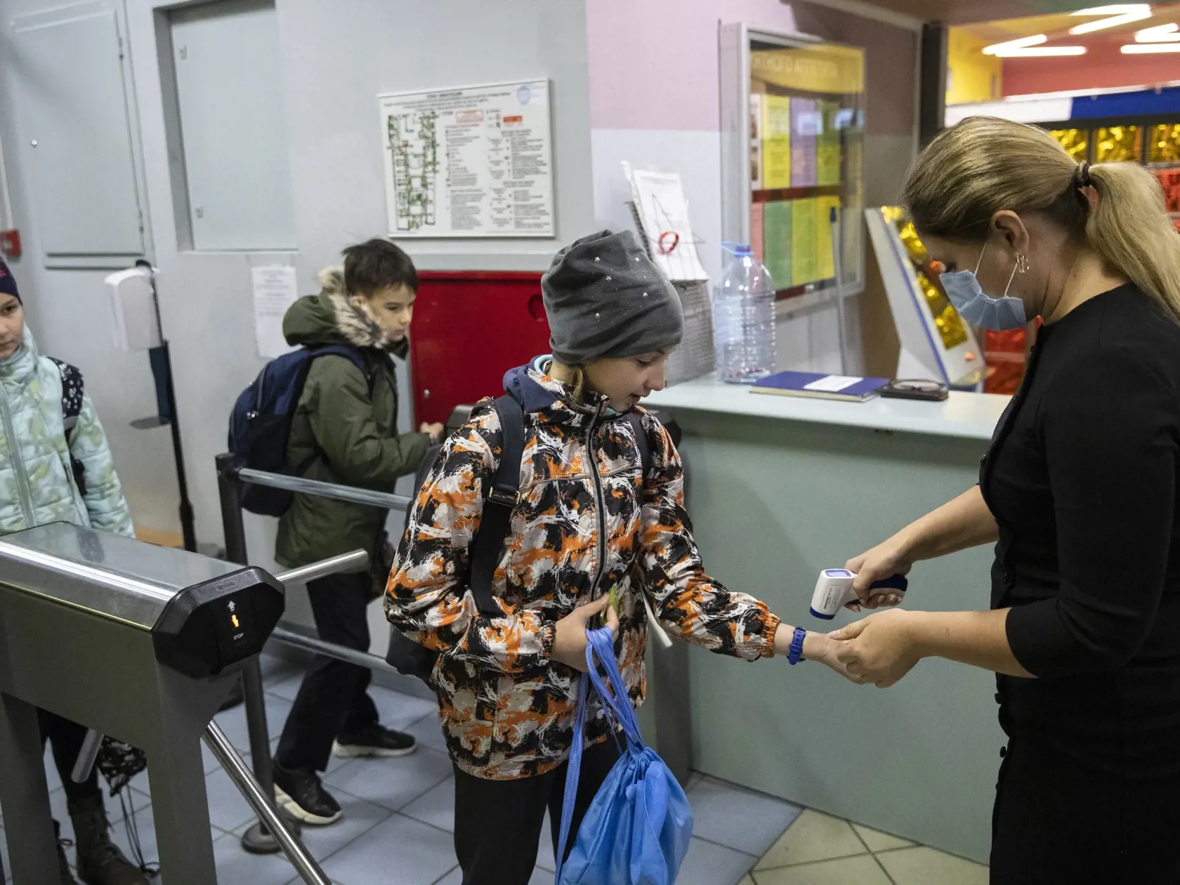 Žiaci 2. stupňa základných škôl sa dištančne vzdelávajú od 26. októbra. Rovnako sa z domu vzdelávajú aj žiaci stredných škôl. Vysokoškoláci sa majú vyučovať dištančne do konca zimného semestra. Výnimku majú len žiaci materských škôl a 1. stupňa základných škôl, tí sa môžu vzdelávať v školách prezenčne. Rovnako sa v školách môžu vzdelávať aj žiaci zo sociálne znevýhodneného prostredia v malých skupinách, ktoré sa skladajú z maximálne piatich žiakov a pedagóga.