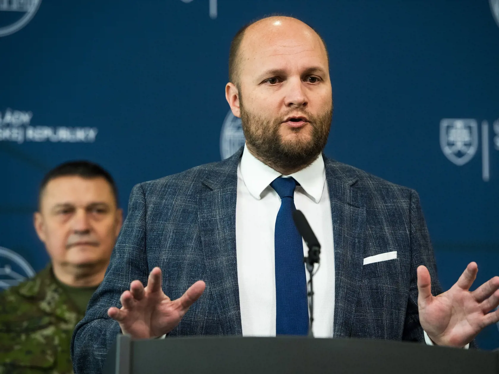 Na snímke zľava náčelník Generálneho štábu Ozbrojených síl (OS) SR Daniel Zmeko a minister obrany SR Jaroslav Naď počas tlačovej konferencie po rokovaní Vlády SR k poslaniu stíhačiek MIG-29 na Ukrajinu v Bratislave 17. marca 2023. FOTO TASR - Jaroslav Novák