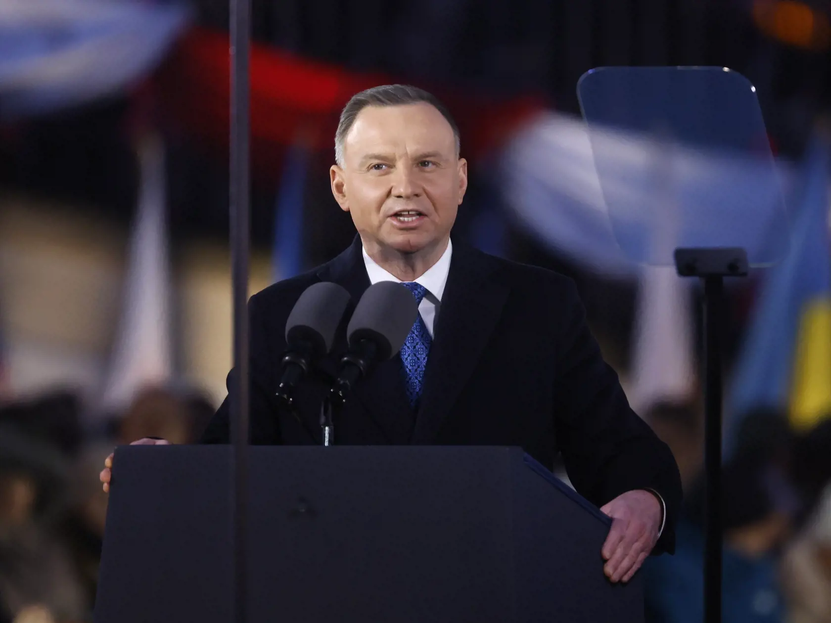WA 17 archív Varšava - Na archívnej snímke z 21. februára 2023 poľský prezident Andrzej Duda vystupuje s prejavom po stretnutí s americkým prezidentom Joeom Bidenom vo Varšave. Poľsko je pripravené poskytnúť Ukrajine svoje stíhačky typu MiG-29, uviedol Andrzej Duda v stredu 8. marca.  Takáto dodávka by sa podľa Dudu mohla realizovať v rámci medzinárodnej koalície, ktorej podobu však bližšie nešpecifikoval.  Hlavnou aktuálnou potrebou ukrajinskej armády je však podľa poľského prezidenta delostrel