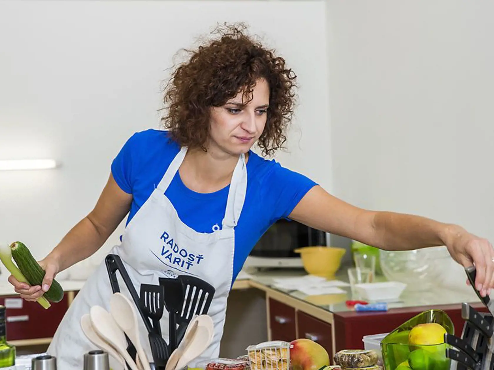 Zuzka Frešo pri príprave kurzov varenia