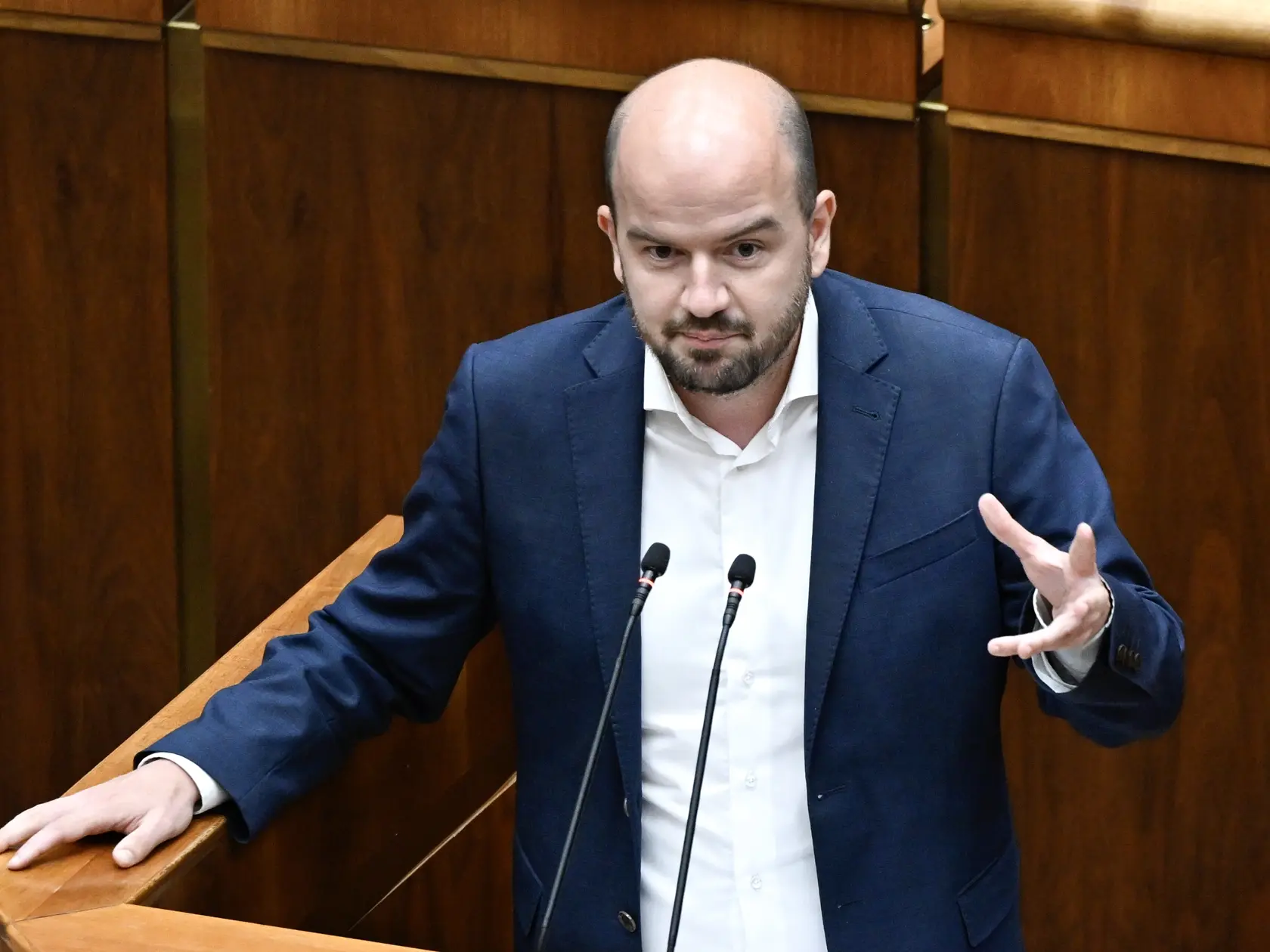 V koalícii sa má o zákone o tzv. covidových amnestiách, ak ho prezident SR Peter Pellegrini nepodpíše a vráti do parlamentu, ešte diskutovať. Poslanec Národnej rady (NR) SR Roman Michelko (SNS) si myslí, že SNS a Smer-SD by nemali problém prelomiť prípadné veto hlavy štátu. Zákonodarca Ján Podmanický (Smer-SD) legislatívu víta a za prípadné prelomenie veta bude hlasovať. Predseda poslaneckého klubu PS Martin Dubéci a poslanec Jozef Hajko (KDH) zákon kritizujú.