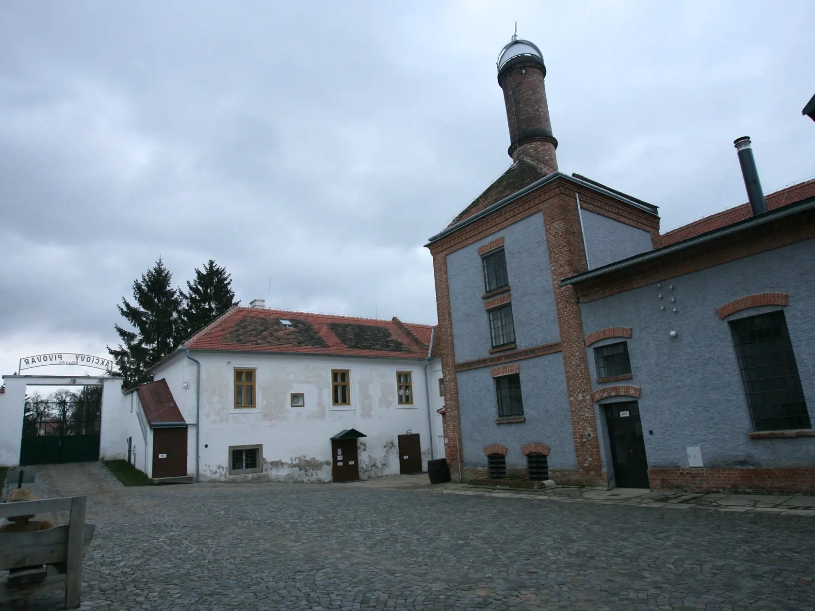 Dalešice, Postriziny, muzeum rakusko-uhorskeho pivovarnictva,
www.pivovar-dalesice.cz
pivovar, v ktorom natáčal reziser Menzel film podla poviedky B. Hrabala Postřižiny.
pôvodný súbor:DUB_2516.JPG